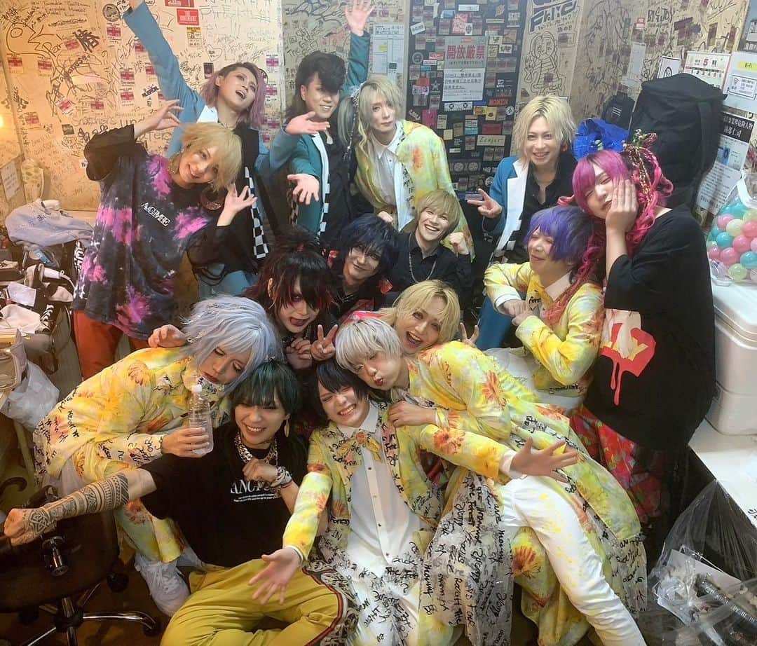 のインスタグラム：「ZEAL LiNkun TOUR 2023 5/6(土) 福岡DRUMSONの思い出　楽屋編 #ユナイト #UNiTE #ACME」