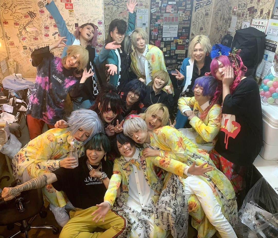 CHISA さんのインスタグラム写真 - (CHISA Instagram)「ZEAL LiNkun TOUR 2023 5/6(土) 福岡DRUMSONの思い出　楽屋編 #ユナイト #UNiTE #ACME」6月20日 17時28分 - acme_chisa