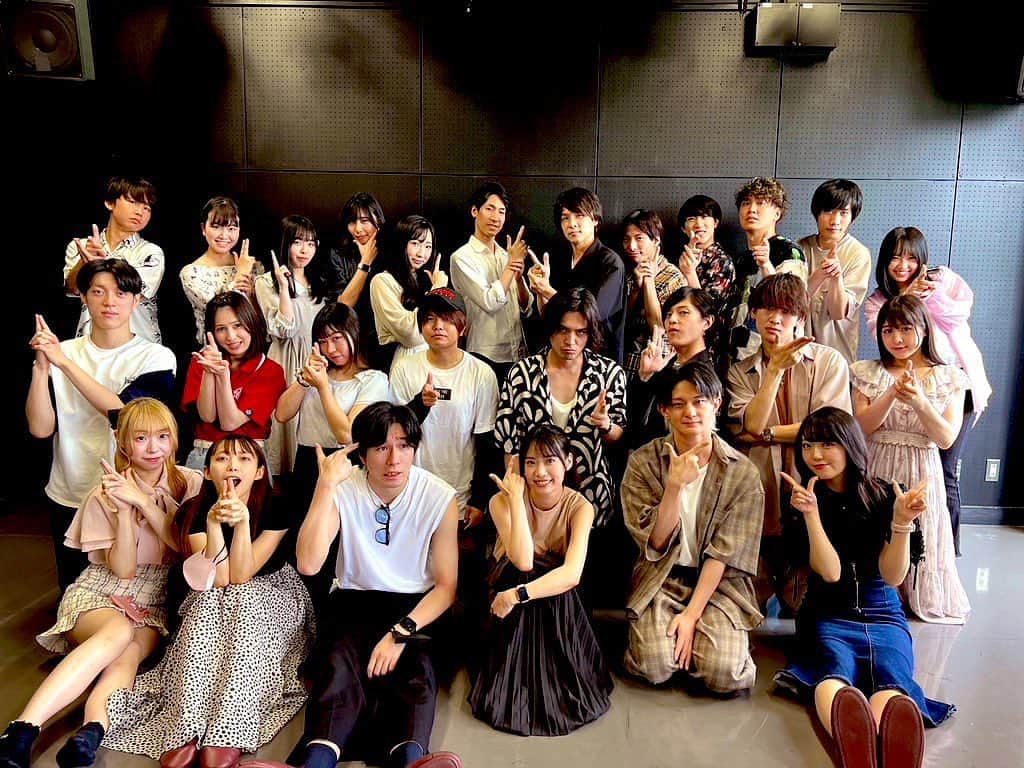 草野博紀のインスタグラム：「舞台　FIDUCIA  顔合わせ❗️  「闇渦巻くマフィアストーリー」  今回ファミリーのボス、ダンテを演じさせていただきます  裏、表とストーリーが異なる芝居は初めてなので気合い入れていきます。  今日から服はBOSS、飲みものもBOSS、イヤホンもBOSEでなんでも形から入っていこうと思います。  はいおもしろい  そして、  本日20日からS席予約開始🔥  ご予約お待ちしています^_^  チケットはこちらから🎫  http://confetti-web.com/troupepierrot」