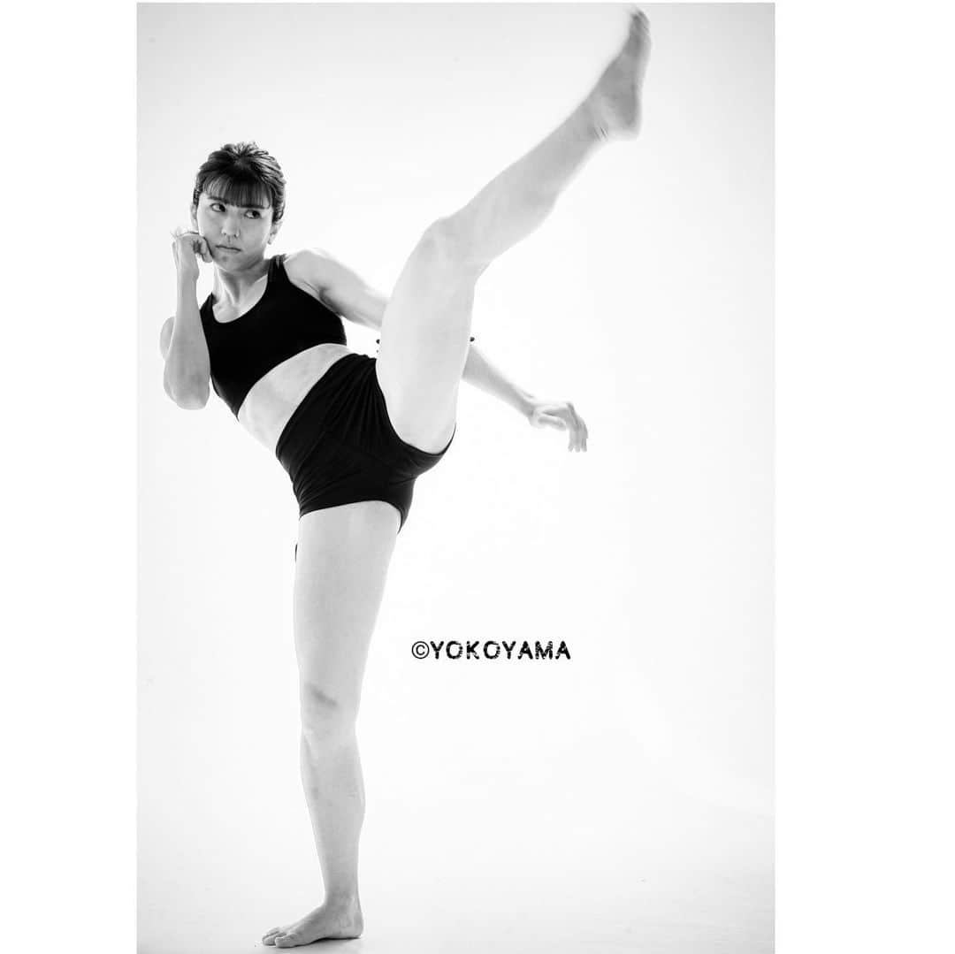 ぱんちゃん璃奈さんのインスタグラム写真 - (ぱんちゃん璃奈Instagram)「広告の撮影で撮ってもらった写真が 素敵だったので、載せてみます✨  #ぱんちゃん璃奈 #panchanrina #モノクロ #撮影　#モデル #キックボクサー #kickboxing  #ハイキック #膝蹴り #筋肉女子」6月20日 17時32分 - panchanrina