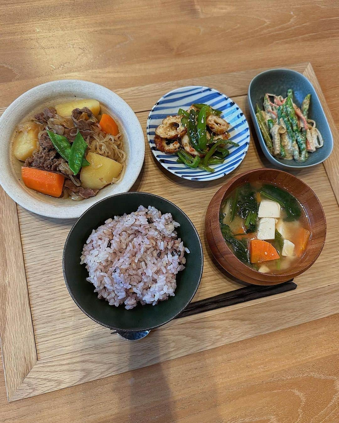 ソンイさんのインスタグラム写真 - (ソンイInstagram)「最近のお家ご飯まとめ👩🏻‍🍳🍚  もちろん毎日がこんな感じではなく、人様に見せられる献立の時だけ写真撮ってるってのが正直なところだけど🤫  しめじが多いのは、息子がマリオの映画を観て以来きのこが大好きになり🤣 毎日きのこが食べたいとリクエストされるから🍄笑  またYouTubeで料理レシピ動画撮るとしたらどの料理がいいかな？🤔❤️ 油淋鶏にしようかな？🇨🇳🥢  #ソンイ飯 #お家ご飯 #献立 #4歳ごはん」6月20日 17時33分 - sunwei1013