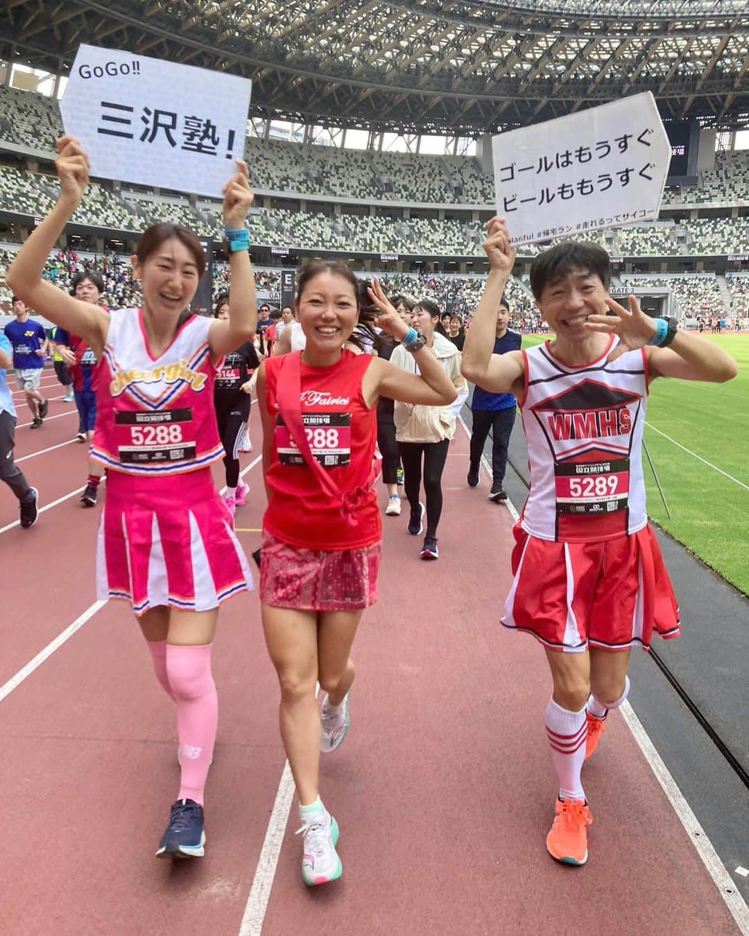 run+さんのインスタグラム写真 - (run+Instagram)「#BOOSTランニングフェスタin国立競技場 _2 楽しかった時間のほんの一部🤏🏻 三沢塾Ver ガチチームとゆるふわチームの2チーム参戦  私はゆるふわチームのトップランナー🙋🏻‍♀️  MCの盛り上げうますぎて🎤 イケナイ太陽とultra soulで既にはぁはぁ… それでも走り出せば全速力（私なりに😂） キツ楽しくて、楽しかった♡  Pic3-5 スタートする前のアップ  Pic4 これが理想の襷パス 足が揃ってる（前Postを見て比較下さい）   前日の飯能疲れもあるのに来てくれた 応援に来てくれた由美ちゃんありがとう✨ そしてこの日新しい扉を開いた茂木さん🚪 デビューはいつだって1度だけ♪  動画もあるからまた追って▷▷▷  @boost さま 素敵な大会をありがとうございました！  少し下がって下さい 死にそう #それがリレー  #今日も良いランでした #一走一層 #シャワーラン #滝汗  SpecialThanks @richardstream2007 #三沢塾 @buikkisu @104.macchan @hiro_hiro_715  @hitomi.103.run  @nobrona @hirotaka_endou   暑かったこの日美味しい給スイカ🍉だっただろうな♡ #スイカマラソン  もナイスラン！  #走るを楽しむ  #ラン #ランニング マラソン ランナー #RUN RUNNING marathon #runner #ゆるラン #街ラン #街RUN  ランニング女子  #ランニング好きな人と繋がりたい #ランナーさんと繋がりたい igランナーズと繋がりたい #トレラン好きな人と繋がりたい  igersrunners igers #JpRunner 🇯🇵 #instagood photography art happy  #RunForSmile #Runday #RunLovesLife #runstagram #走る楽しさ広げ隊 @runplus aday EveryDaySpecial instadaily」6月20日 17時47分 - runplus