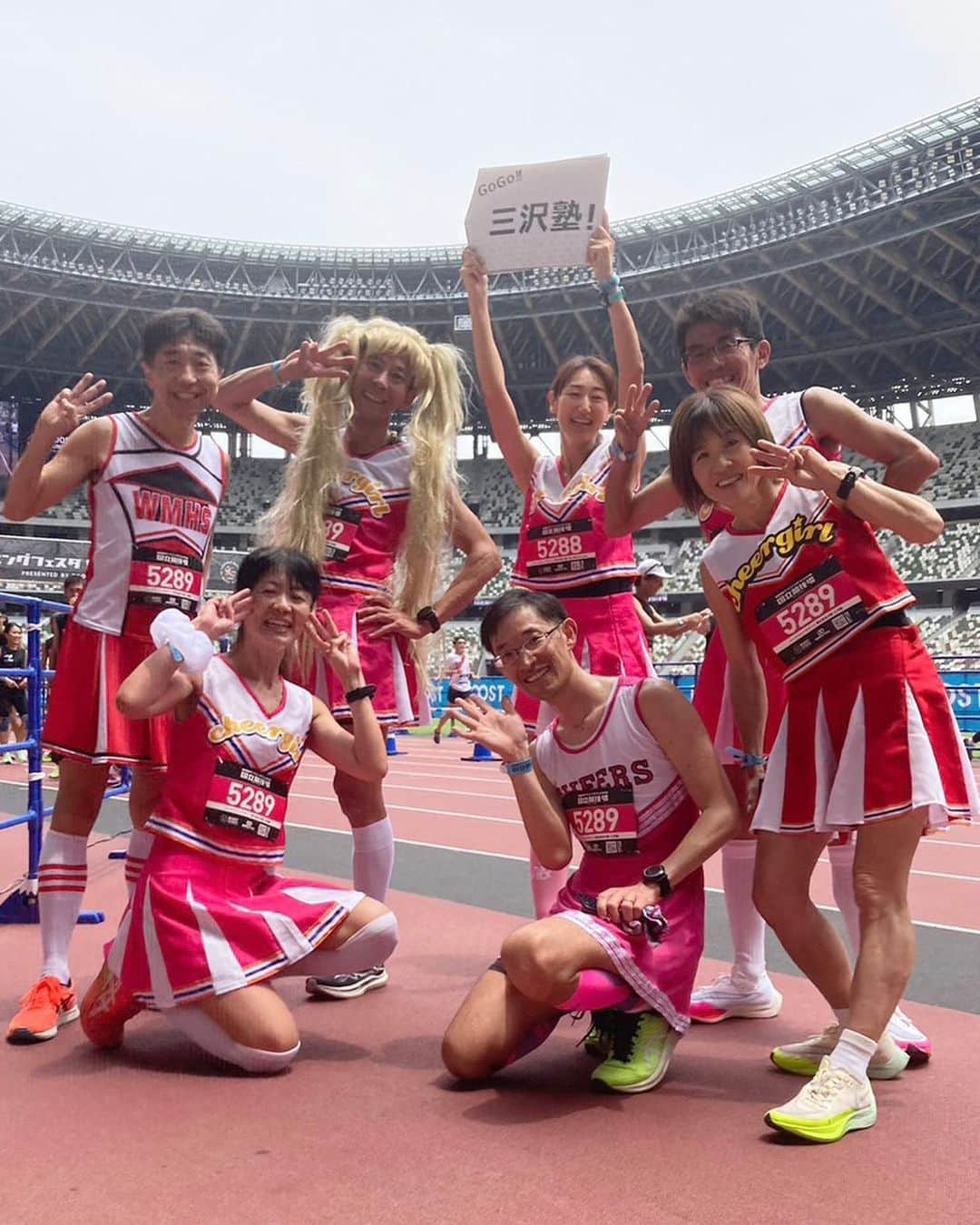 run+さんのインスタグラム写真 - (run+Instagram)「#BOOSTランニングフェスタin国立競技場 _2 楽しかった時間のほんの一部🤏🏻 三沢塾Ver ガチチームとゆるふわチームの2チーム参戦  私はゆるふわチームのトップランナー🙋🏻‍♀️  MCの盛り上げうますぎて🎤 イケナイ太陽とultra soulで既にはぁはぁ… それでも走り出せば全速力（私なりに😂） キツ楽しくて、楽しかった♡  Pic3-5 スタートする前のアップ  Pic4 これが理想の襷パス 足が揃ってる（前Postを見て比較下さい）   前日の飯能疲れもあるのに来てくれた 応援に来てくれた由美ちゃんありがとう✨ そしてこの日新しい扉を開いた茂木さん🚪 デビューはいつだって1度だけ♪  動画もあるからまた追って▷▷▷  @boost さま 素敵な大会をありがとうございました！  少し下がって下さい 死にそう #それがリレー  #今日も良いランでした #一走一層 #シャワーラン #滝汗  SpecialThanks @richardstream2007 #三沢塾 @buikkisu @104.macchan @hiro_hiro_715  @hitomi.103.run  @nobrona @hirotaka_endou   暑かったこの日美味しい給スイカ🍉だっただろうな♡ #スイカマラソン  もナイスラン！  #走るを楽しむ  #ラン #ランニング マラソン ランナー #RUN RUNNING marathon #runner #ゆるラン #街ラン #街RUN  ランニング女子  #ランニング好きな人と繋がりたい #ランナーさんと繋がりたい igランナーズと繋がりたい #トレラン好きな人と繋がりたい  igersrunners igers #JpRunner 🇯🇵 #instagood photography art happy  #RunForSmile #Runday #RunLovesLife #runstagram #走る楽しさ広げ隊 @runplus aday EveryDaySpecial instadaily」6月20日 17時47分 - runplus