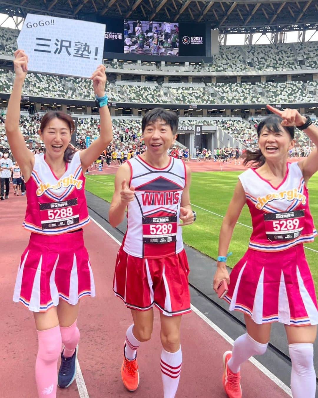 run+さんのインスタグラム写真 - (run+Instagram)「#BOOSTランニングフェスタin国立競技場 _2 楽しかった時間のほんの一部🤏🏻 三沢塾Ver ガチチームとゆるふわチームの2チーム参戦  私はゆるふわチームのトップランナー🙋🏻‍♀️  MCの盛り上げうますぎて🎤 イケナイ太陽とultra soulで既にはぁはぁ… それでも走り出せば全速力（私なりに😂） キツ楽しくて、楽しかった♡  Pic3-5 スタートする前のアップ  Pic4 これが理想の襷パス 足が揃ってる（前Postを見て比較下さい）   前日の飯能疲れもあるのに来てくれた 応援に来てくれた由美ちゃんありがとう✨ そしてこの日新しい扉を開いた茂木さん🚪 デビューはいつだって1度だけ♪  動画もあるからまた追って▷▷▷  @boost さま 素敵な大会をありがとうございました！  少し下がって下さい 死にそう #それがリレー  #今日も良いランでした #一走一層 #シャワーラン #滝汗  SpecialThanks @richardstream2007 #三沢塾 @buikkisu @104.macchan @hiro_hiro_715  @hitomi.103.run  @nobrona @hirotaka_endou   暑かったこの日美味しい給スイカ🍉だっただろうな♡ #スイカマラソン  もナイスラン！  #走るを楽しむ  #ラン #ランニング マラソン ランナー #RUN RUNNING marathon #runner #ゆるラン #街ラン #街RUN  ランニング女子  #ランニング好きな人と繋がりたい #ランナーさんと繋がりたい igランナーズと繋がりたい #トレラン好きな人と繋がりたい  igersrunners igers #JpRunner 🇯🇵 #instagood photography art happy  #RunForSmile #Runday #RunLovesLife #runstagram #走る楽しさ広げ隊 @runplus aday EveryDaySpecial instadaily」6月20日 17時47分 - runplus