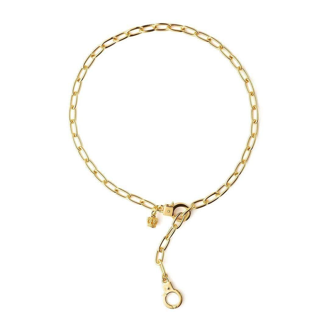 ジャスティンデイビスさんのインスタグラム写真 - (ジャスティンデイビスInstagram)「⠀ LOVE CUFF Anklet  カプセルコレクション “LOVE CUFF”アンクレット が全国直営店、公式オンラインストアにて6月23日(金)より発売開始。  ボリューミーなチェーンを繋ぐハンドカフモチーフはラブカフと呼び、愛や絆をホールドする意味を持つ。 アイコンのクラウンチャームがさりげない輝きをプラス、足元にアクセントを効かせてくれます。  <取扱店舗＞ ラフォーレ原宿店  @justindavis_harajuku  阪急うめだ本店 @justindavis_umeda  名古屋パルコ店 @justindavis_nagoya  公式オンラインストア  詳しくは各店舗までお問合せください。  #justindavis #ジャスティンデイビス #anklet #アンクレット」6月20日 17時46分 - justindavis_jewels