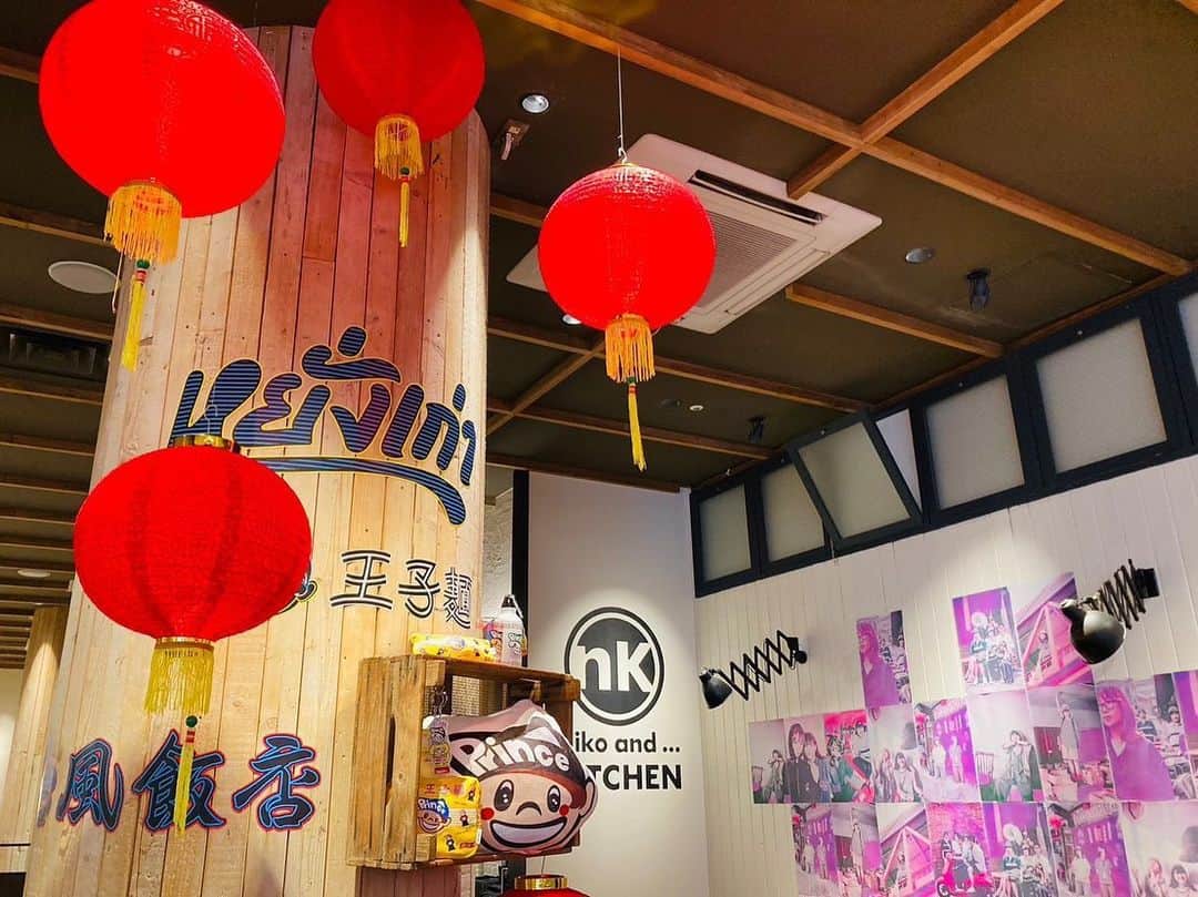 のインスタグラム：「. _____________________   ✨niko and ... KITCHEN✨ 　📍横浜ベイクォーター 　　　- #GALLERY - _____________________   niko and ... KITCHENの店内では期間限定で 🏮ASIAN MARKET🏮 と連動した店内装飾となっております✨  まるでアジアの夜市に遊びに来たような 雰囲気をぜひ期間中にお楽しみくださいませ✨  _____________________  #nikoand #ニコアンド #であうにあう #styleeditorialbrand #uni9uesense #nikoandkitchen #レストラン #横浜グルメ  #ニコの夜市 #ニコアンドのアジアンマーケット #上海 #バンコク #台北 #ソウル #期間限定 #編集という視点を食にも」