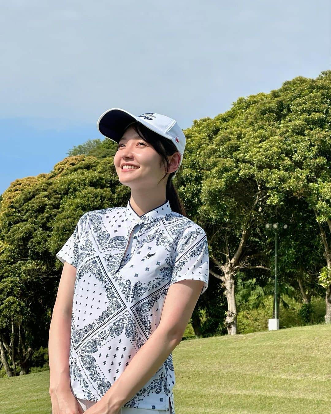 竹崎由佳のインスタグラム：「. 今日もゴルフのお仕事⛳️ ずっとプレーをみていたら、私も打ちたくなってきました💭  #ゴルフ　#golf #ゴルフ交遊抄」