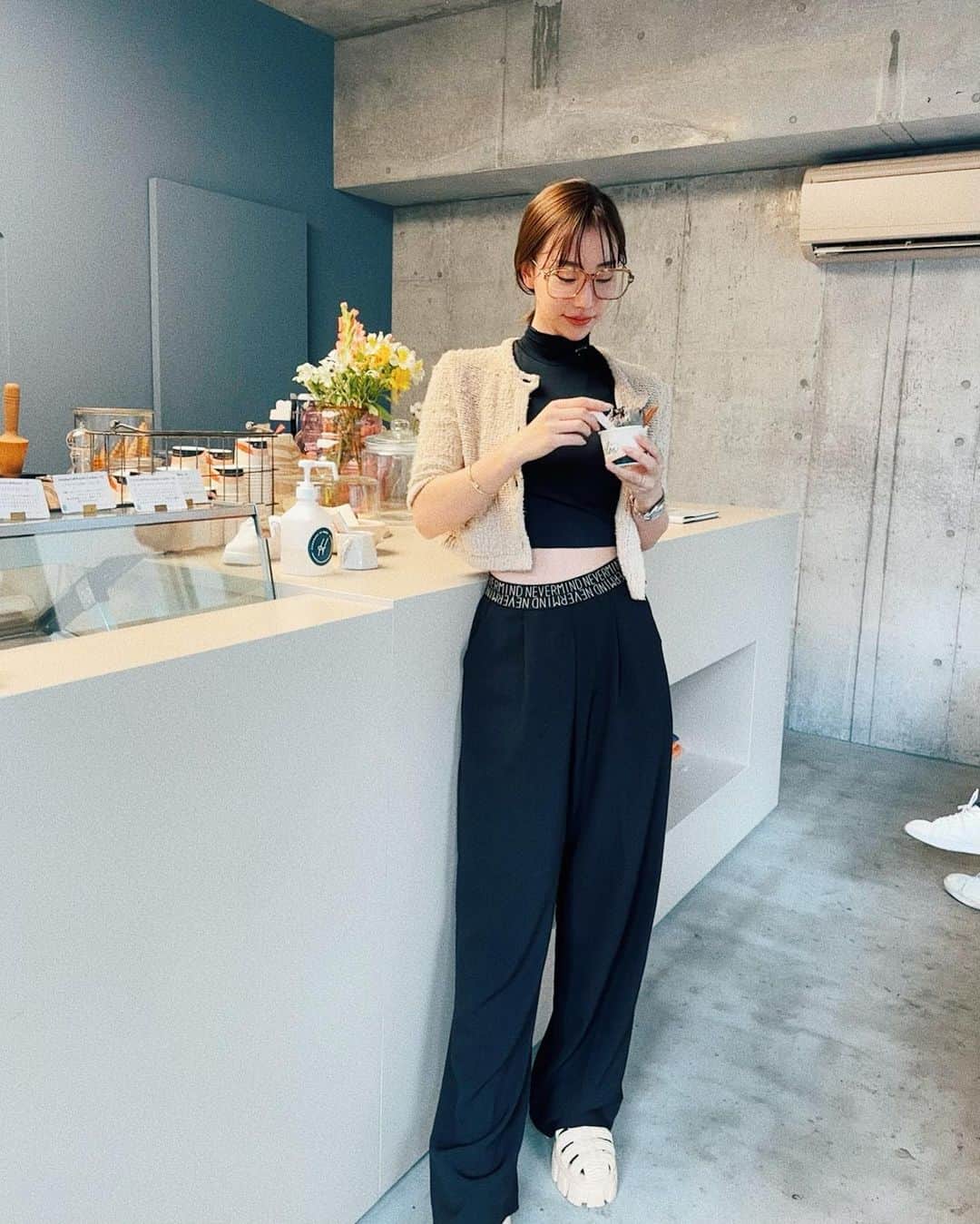 秋倉諒子のインスタグラム：「♡🍨 夏のラフで肌見せできる季節きたーっ 基本こうゆうスタイルが好き♡ ここのゴマのアイスクリームが美味しすぎました🩶🖤 4枚目の顔はなに、、笑  jacket &High neck &shoes @prada  glasses @gentlemonster」