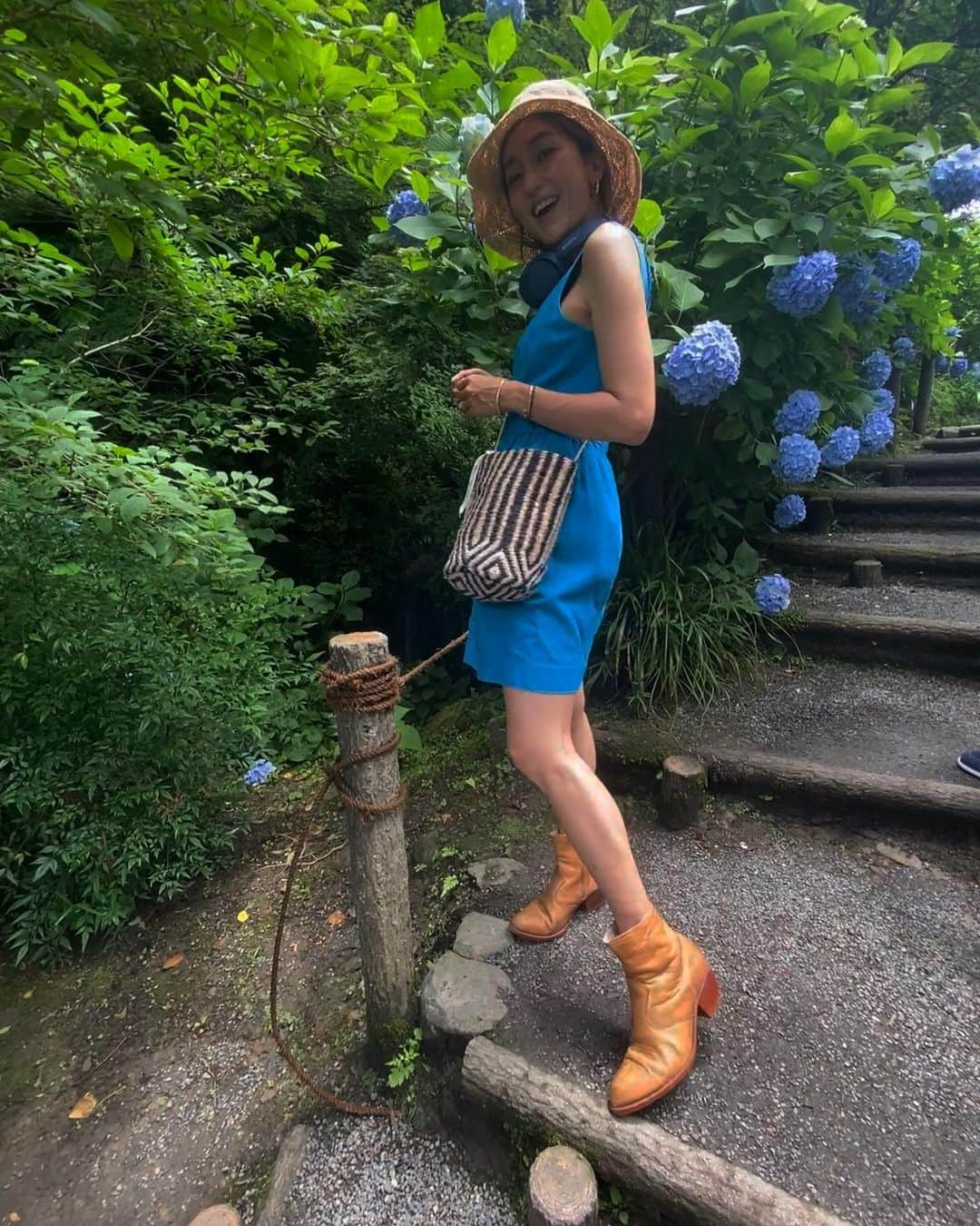 堀舞紀さんのインスタグラム写真 - (堀舞紀Instagram)「💠🌿💠🌿💠  この日は 慧斗にet.を預けてママと2人で 紫陽花みたり、 お茶🫖したり🤭  猛暑🥵 過ぎて汗だくんなったのと 日本中の人が 鎌倉で紫陽花見たがってたんだ… って事に生まれて初めて気付いた 梅雨の晴れ間でした🙄  紫陽花って あんな人気者なのね。 TDLより混んでた🤣  リサーチ不足だったので 来年はもっとマニアックな 紫陽花の追っかけを したいと思います🫡💠🌿  でも 明月院、キレイだった😩 空いてる時🍵←しに行きたい🙄  花の鑑賞じたい慧斗には全く響かない謎行動らしくて 『今日どこ行くの？』 って真顔で3回聞かれたんだ…  😀え。  海🌊の事以外🧠の動きは停止させてるみたいでエコな人ですね。。  しかし、 紫陽花ツアーだなんて 私も大人の仲間入りだわ〜  可愛かったなぁ〜 アジサイ🥹  トトロ出そうだった🫶🏾  #鎌倉 #紫陽花スポット #明月院 👆🏾 入り口付近にベビーカー置き場がちゃんとあって 感動した🥹けど、、、 連れてきてたらずっと抱っこ、、 無理無理無理無理🤯ww 預けてきて正解🙆🏽‍♀️」6月20日 17時49分 - mainohori