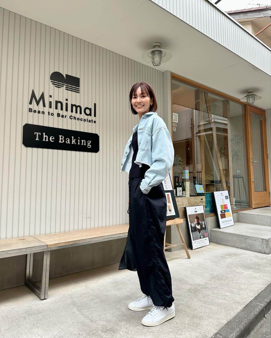 のインスタグラム：「最近の装い🩵  展示会でオーダーした　ザハンサムの デニムジャケット  @thehandsome.official   ショート丈が今気分 デザインも色も軽さもお気に入り💓  スニーカーはadidas×BILLY’Sのスタンスミス  @billys_tokyo   スタンスミスってクラッシックなデザインでオールレザーが大人にもハマる。 パンツに合わせたりロングスカートに合わせたりこれまた毎日のように履いてしまう〜  adidas熱再到来🔥  #thehandsome  #stansmith #minimal #billys #インソール #アシメントリーデザイン」