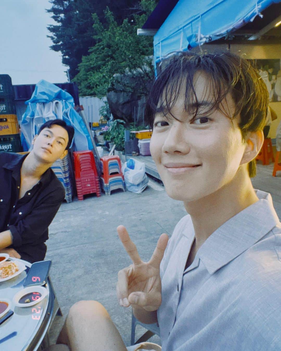 ゴニル（GEONIL）のインスタグラム：「영화촬영 쉴때마다 내가 하는 일🖤」