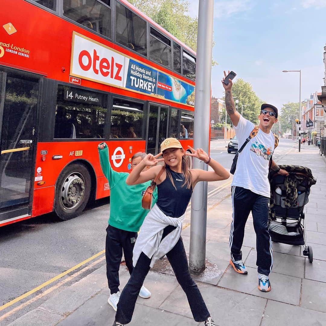Jennifer Bachdimさんのインスタグラム写真 - (Jennifer BachdimInstagram)「Day 1 in London 🏴󠁧󠁢󠁥󠁮󠁧󠁿❤️  We were all super tired, exhausted yet superb happy to be here!  . . We landed 7am in London, from the airport we drove directly to our Airbnb which was around 1h away from the airport, once we arrived we could drop off our suitcases (check in was 3pm) then after dropping off our suitcases we were all stunned by the beautiful houses! Every corner is beautiful and it definitely looks like the photos you see online! So clean, so beautiful, simply gorgeous! We walked to Hyde Park, on the way we saw for the first time the iconic red double decker busses and the London taxi ! Arrived at Hyde park we used up our last energy to run around with our friends the LaDukes and we simply had an amazing first day! Around 3pm we all got tired but we powered through, we walked back home, settled in our Airbnb, which is great and then by 7pm all kids slept 🙏🏼❤️ What a beautiful first day! We love it here 🥰 #teamBachdim #London」6月20日 17時58分 - jenniferbachdim