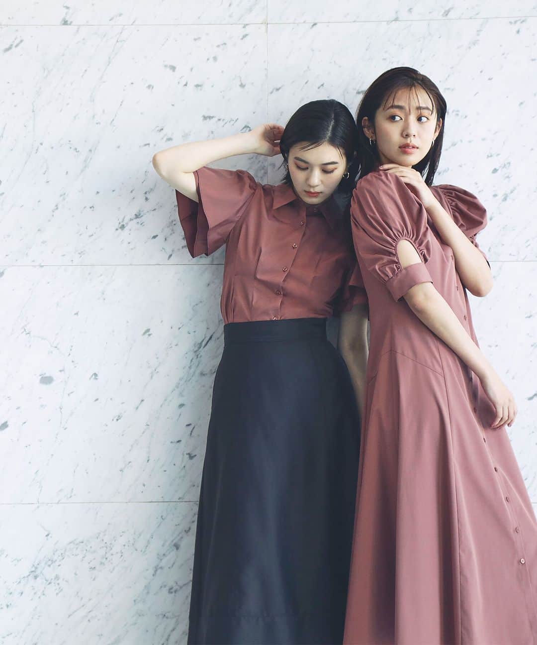 NATURAL BEAUTY BASICのインスタグラム：「2023 summer PRE ORDER.  ✔ダブルフレアスリーブブラウス ¥7,480 tax in color:ピンクブラウン/オフ/ネイビーストライプ  size:S/M #0173210747 7月中旬-下旬入荷予定  2枚に重ねたダブルフレアスリーブが、たっぷりとしたボリュームでスタイリングのアクセントになるブラウス。 ウエストにはタックを入れているので、ボトムスにインしてもスッキリと、アウトスタイルでは、ふんわりとペプラムシルエットで表情を変えて着られます。 ウエスト位置高めで入れたタックデザインで、スタイルアップ効果も期待できます。  ✔アーチスリットスリーブワンピース ¥12,980 tax in color:ピンクブラウン/ネイビーストライプ  size:S/M/PS #0173240744 7月中旬-下旬入荷予定  今年トレンドのカットオフデザインが程よい抜け感を叶えてくれるワンピース。 袖口のアーチラインのスリットとふんだんに入れたギャザーも可愛らしいポイントです。 スカート部分には切り替えを入れ、キレイに広がるフレアシルエットに仕上げています。  #ワンピース #フレアワンピース #スリットワンピース #フレアスリーブブラウス #ペプラムブラウス #タックブラウス #サマーコーデ #夏先取 #夏コーデ #初夏 #お出かけコーデ #カジュアルコーデ  #オフィスコーデ #オフィスカジュアル #通勤コーデ #大人可愛い #カラーコーデ #着回しコーデ #きれいめカジュアル #大人カジュアル #ベーシックコーデ #ベーシック #ナチュラルコーデ #トレンドスタイル #シンプルコーデ #ナチュラルビューティーベーシック #naturalbeautybasic」
