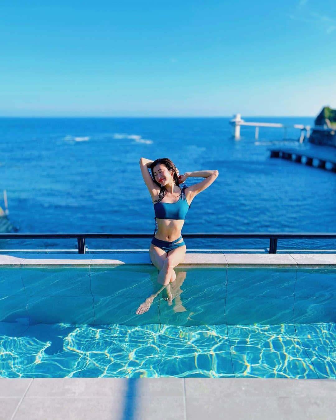 中村江莉香のインスタグラム：「#海の見えるプール 🩵🩵  太陽大好き〜😆☀️ だけど紫外線は好きくない🫶笑  日焼け後のケア...🐯💚💚 #VTコスメティック 🩵🩵 私の必需品パックです🫥  ただいま...#渋谷モディ でVTのポップアップストアが期間限定オープンしていますよ🩵🩵 VTファンの私は早速行ってきましたー‼︎限定ボックスがあったり、ガチャガチャもあった😚 気になる方はぜひ行かれてみて下さいね💚💚  ~6月25日(日)まで 渋谷モディ1Ｆカレンダリウム💚  ☑️ＶＴの新商品#リードルショット は... #ダーマペン美容液 とも言われる話題のアイテム🫶 早速私も使用してみます⭕️  髪の毛より、毛穴より小さいな天然マイクロニードルとVTの独自成分CICAを組み合わせた新しいライン💚💚 美容成分を届ける道をつくり、美容成分の角質層への浸透力を高める効果があるの🫶 #美容 も楽しみつつ...夏も楽しむ〜🩵🩵  #日焼け後のケア #日焼け止め #美容好き #美容好きな人と繋がりたい #日焼け対策  #VT北村の匠海 #VT北村のガチャ #VT #1日1CICA #VTCOSMETICS #1日1CICA #一緒なら今日もいい肌VT #日焼け後のお手入れ #VTPOPUP #VTポップアップ #渋谷モディ#マルイ #MARUI #丸井 #日焼け後に最高 #鎮静効果 #日焼け対策 #お手入れ #美容ヲタクと繋がりたい #美容最先端 #ホームケア #温水プール」