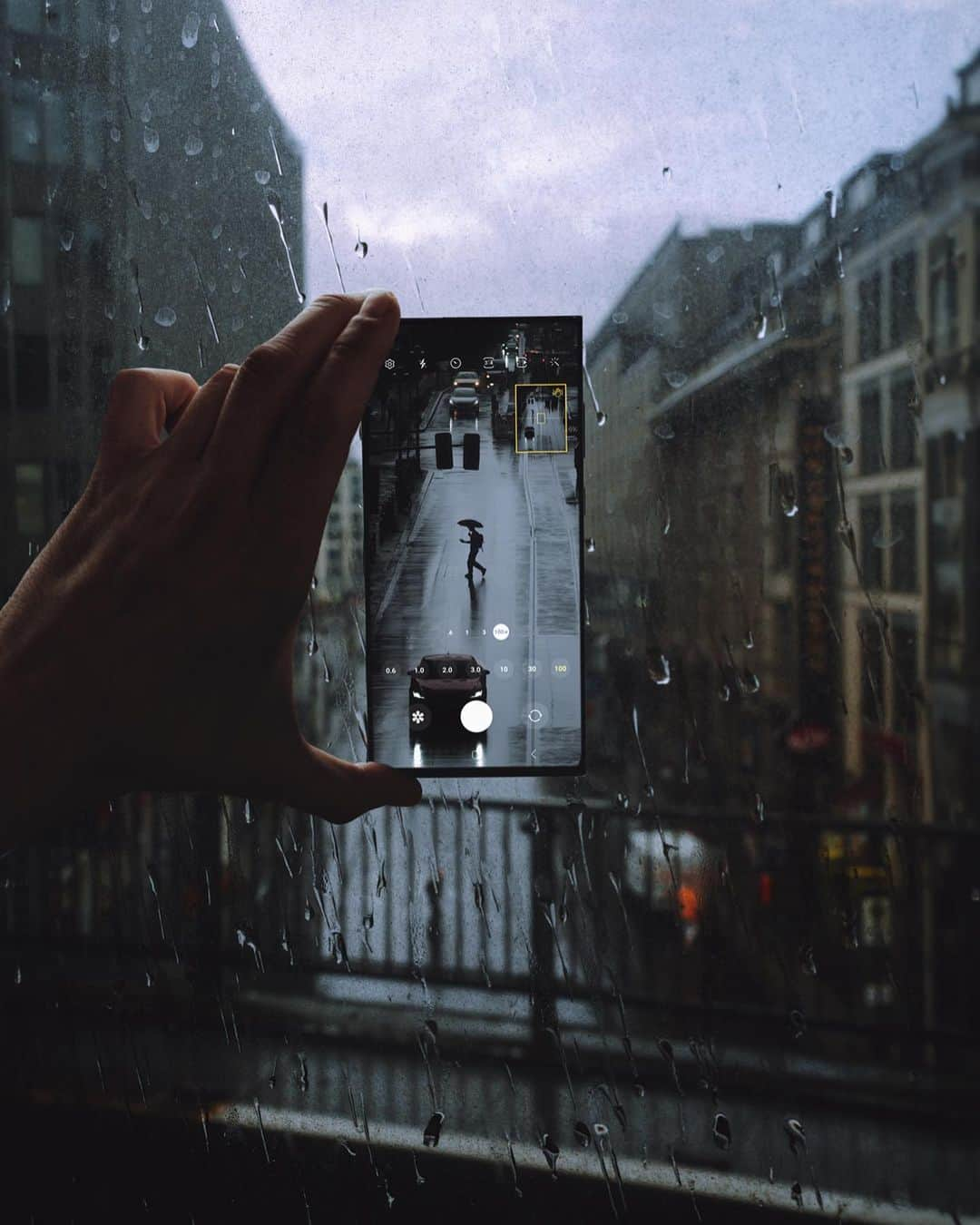 Thomas Kakarekoのインスタグラム：「Anzeige - Unleashing new possibilities with the 100x Zoom of my #GalaxyS23 Ultra. It’s not just about getting closer. It’s about finding new stories within the frame. Suddenly, a rainy day and a distant figure with an umbrella become a mesmerizing scene. This feature genuinely shifts how we capture our surroundings. #TeamGalaxy #withGalaxy #berlin」