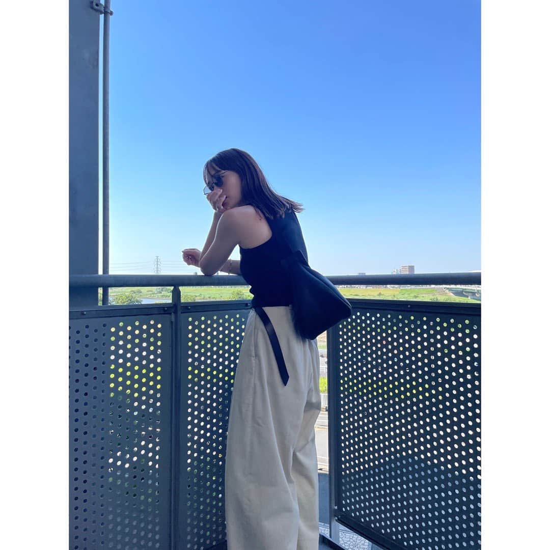 野尻美穂のインスタグラム：「いつかの真夏ですかスタイル。 このパンツの問い合わせを沢山いただくのですが、ROKUのもので34をめちゃくちゃお直ししてもらいました（私にはわからない部分多数w  タンクは短め丈にカップ付きのwai+☺️  ニュースでも今年は暑くなるっていうし、え☠️  #wai_ships  #誰か呼んでる😂 #カップ付きインナー しか着てない」