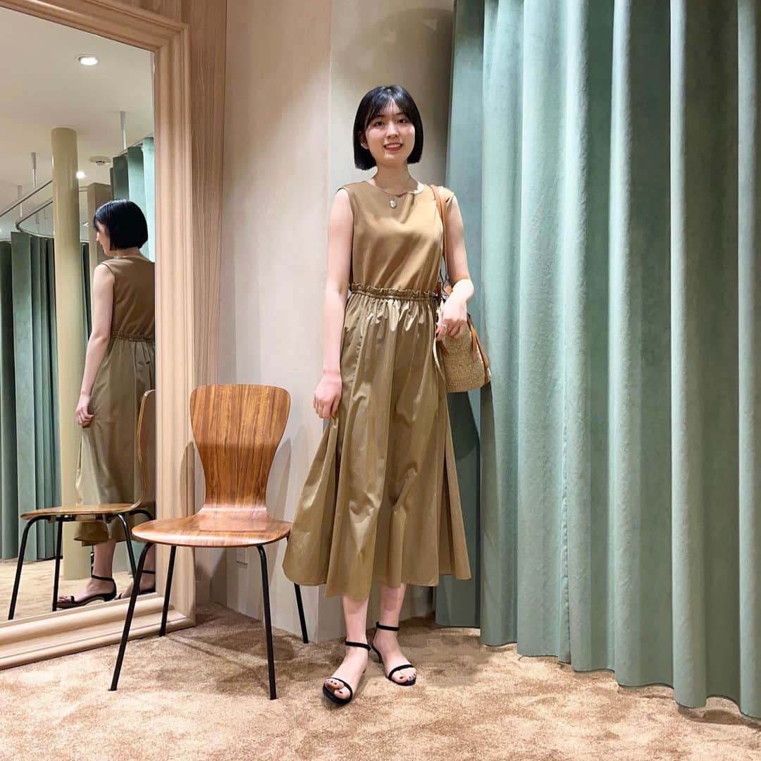 デミルクス ビームス 新宿のインスタグラム：「. ジメジメ、ムシムシの季節にチョイスしたい、デミルクス ビームス一推しのノースリーブワンピース特集です🌞☂️  ①Demi-Luxe BEAMS /ドロストコンビ ワンピース 64-26-0333-163 ¥25,300-  ② SLOANE × Demi-Luxe BEAMS / 別注 コットン天竺 タンク ワンピース 64-26-0284-355 ¥16,500-  ③ Demi-Luxe BEAMS / リネン シンプルレディ ワンピース64-26-0237-002 ¥31,900-  どれも小物やシューズの組み合わせで、カジュアルも綺麗めも叶うアイテムとなっています！✨  #demiluxebeams  #demiluxebeams_shinjuku  #デミルクスビームス  #BEAMS #ビームス」
