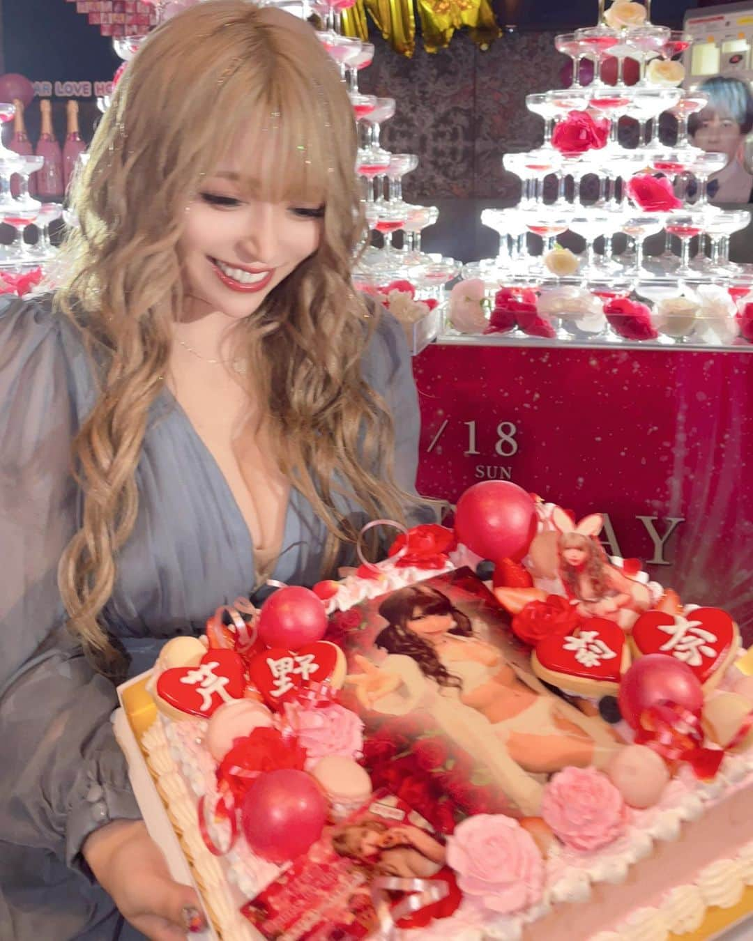 芹野莉奈のインスタグラム：「お誕生日に頂いたケーキ達‥🎂💕  どのケーキにもわたしの写真が🫣嬉しい🫣♡  まだしばらく誕生日投稿つづきます〜🥺🙏💞  仲良くしてもらってる @saori_bartex ちゃんのケーキ屋さん💝  #バースデー #バースデーイベント #birthday #大阪ミナミ #大阪ミナミbar #誕生日 #ミナミbar #芹野莉奈 #写真ケーキ #サプライズ #誕生日ケーキ」