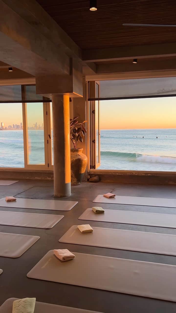 エリー・バレンのインスタグラム：「This location for a sunrise yoga flow ✨🧘‍♀️   #goldcoast #winter」