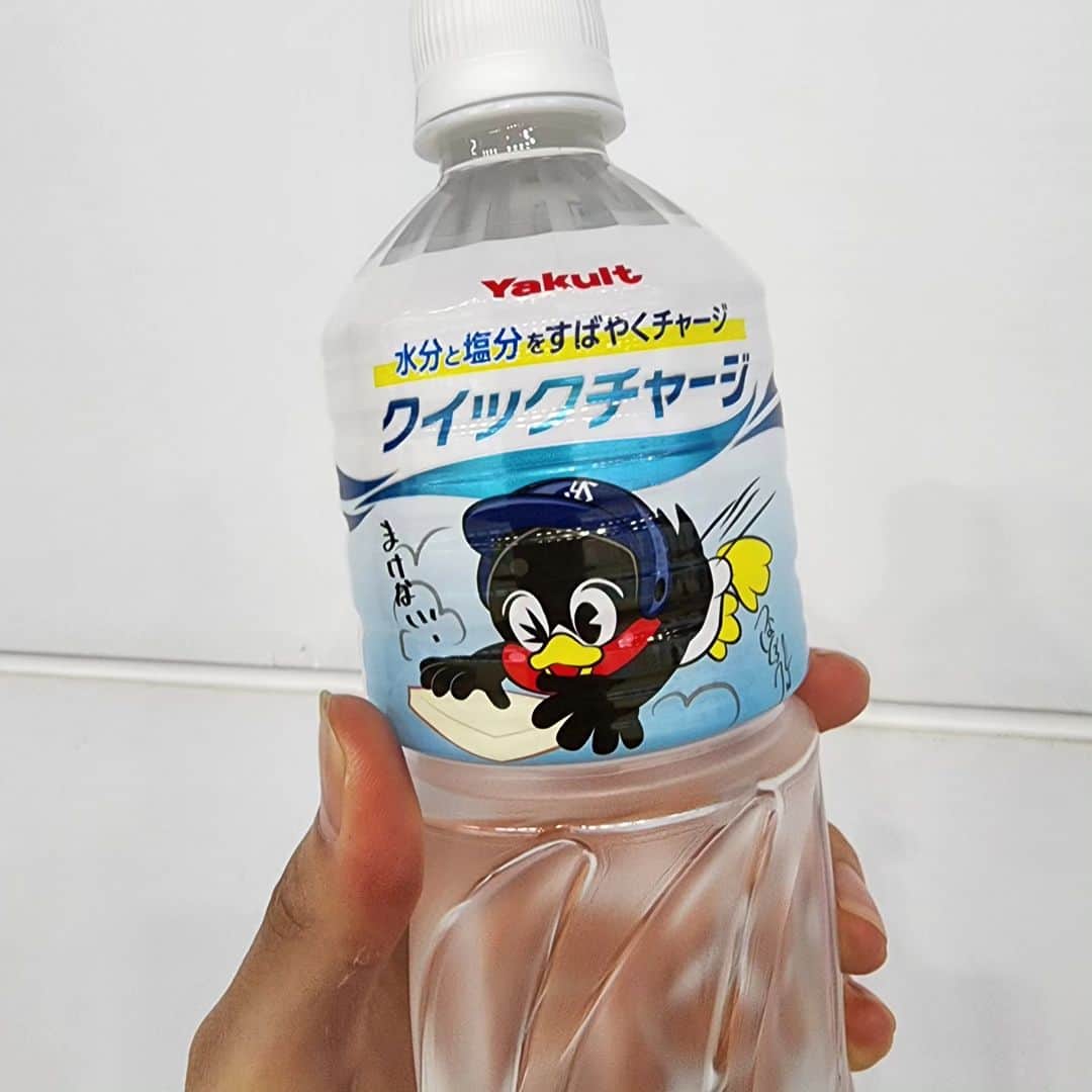 鈴木聡美のインスタグラム：「プールでこの絵柄見て 「なんで板キックやってて野球のヘルメットみたいなの被ってんだろ？🤔」 ってガチで思ってた。。😂  冷静に見れば砂埃たってるし、野球を知ってれば絶対に間違えないやつwww 『先入観』って怖いよね…:(ˊ◦ω◦ˋ):w」