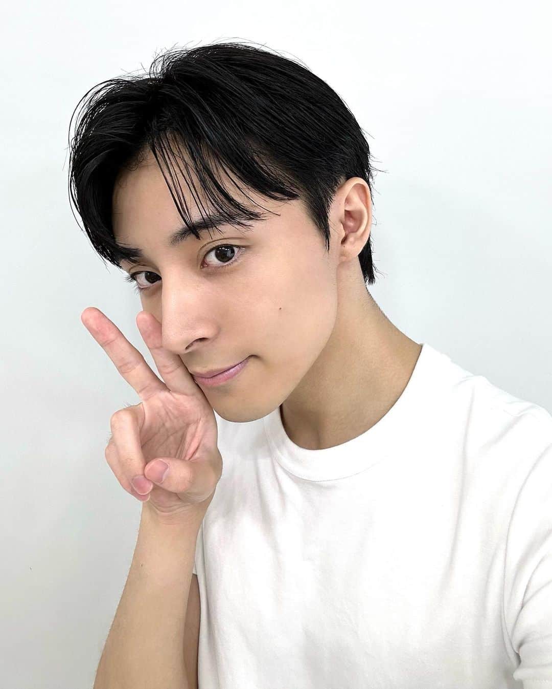 高橋龍之介のインスタグラム：「👦🏻✌︎  この髪の長さといい髪型といいハジメテカモ。 いつもありがとうございます☺︎」
