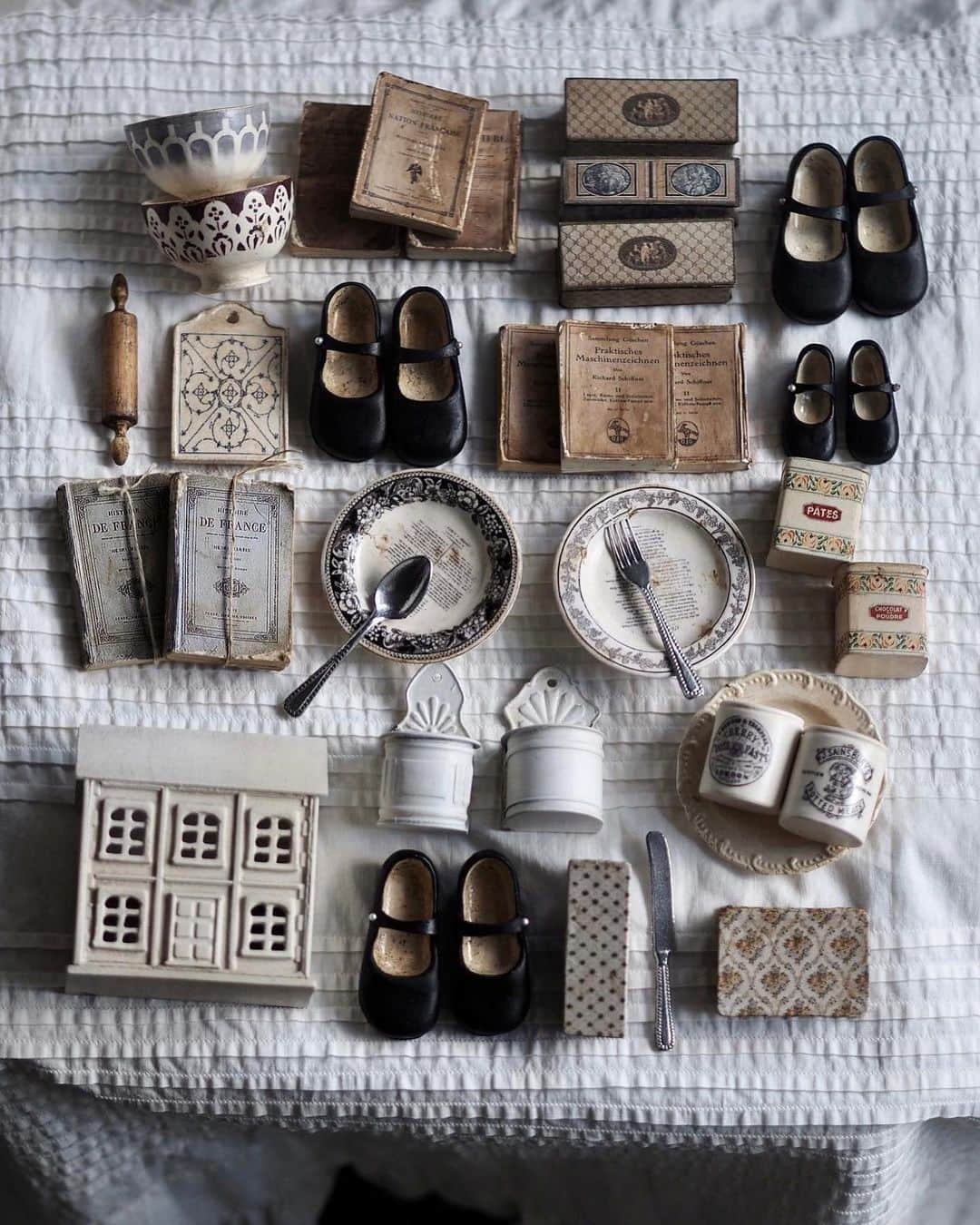 kiyomiのインスタグラム：「♡ ・ original handmade miniature . コツコツコツ 製作中。 革靴（風）頑張って、8足💨 大変過ぎました💧  こちらは次回イベントに出品します   size  1/6.  1/5.  1/4  サイズ色々が楽しい♩¨̮⑅*  ・  ・  ・  ・  #miniature#dollhouse #Frenchinterior #ブロカント#アンティーク風#brocantestyle#cafeaulaitbowl #shabbychic #kitchen  #フレンチ皿 #陶器  #ミニチュア#カッティングボード #French  #cafeaulait #cuttingboard  #皿 #plate #Frenchplate #器#ベビーシューズ #キッチン雑貨#フランスアンティーク #antique#Frenchdecor#brocante #shabbychic #shabbychicdecor#洋書 #革靴#カトラリー」