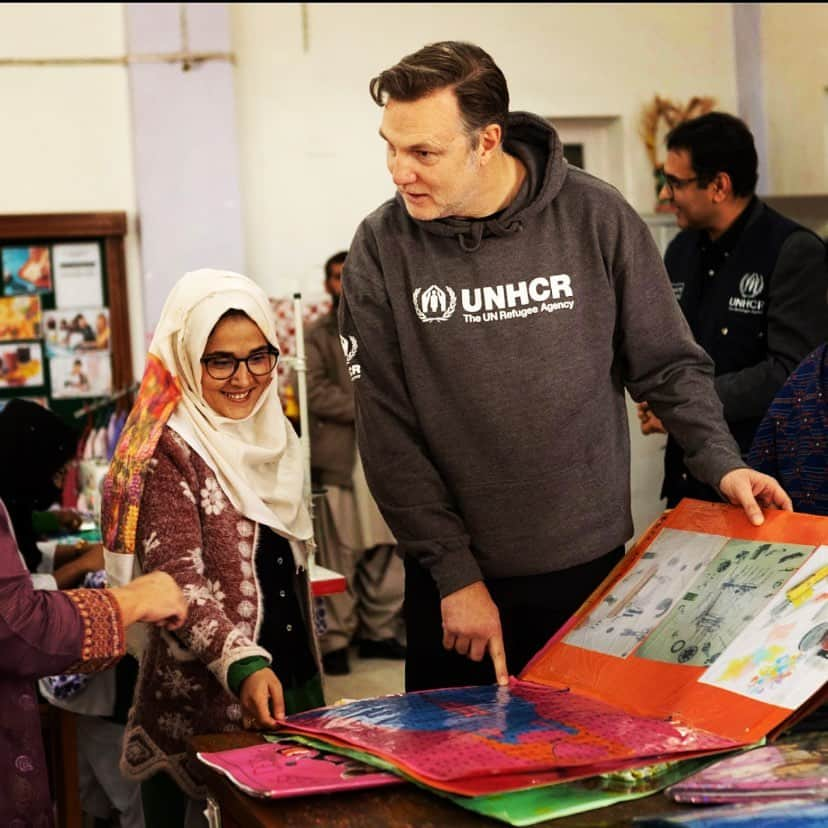 デビッド・モリシーさんのインスタグラム写真 - (デビッド・モリシーInstagram)「No matter how old you are, you're always learning.   When I visited Pakistan with @Refugees I met many people who were forced to flee Afghanistan. One thing that united them was how education gave them hope away from home — whether it was simply being able to go to school or learning new skills in the dress-making workshops run by UNHCR.   This #WorldRefugeeDay, I just wanted to take a moment to say that refugees everywhere must get the chance to learn and grow. It’s one way we can help communities thrive for everyone.   ©️ UNHCR/Andy Hall @UNRefugeesUK」6月20日 18時12分 - davidmorrissey