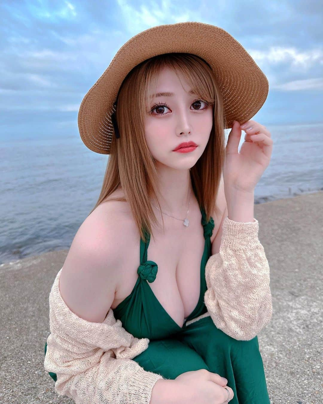 志崎ひなたのインスタグラム：「今年は夏ぽいことをたくさんする年にするんです🍍🌻🍉脱引きこもり！  #歌舞伎町#歌舞伎町キャバ嬢#歌舞伎町キャバクラ  #名古屋#錦#キャバクラ#キャバ嬢#錦キャバクラ#錦3#錦キャバ嬢#名古屋キャバクラ#名古屋キャバ嬢#ハイトーンカラー#ハイトーンベージュ #海#ビキニ#水着#夏#bikinigirl#bikini」