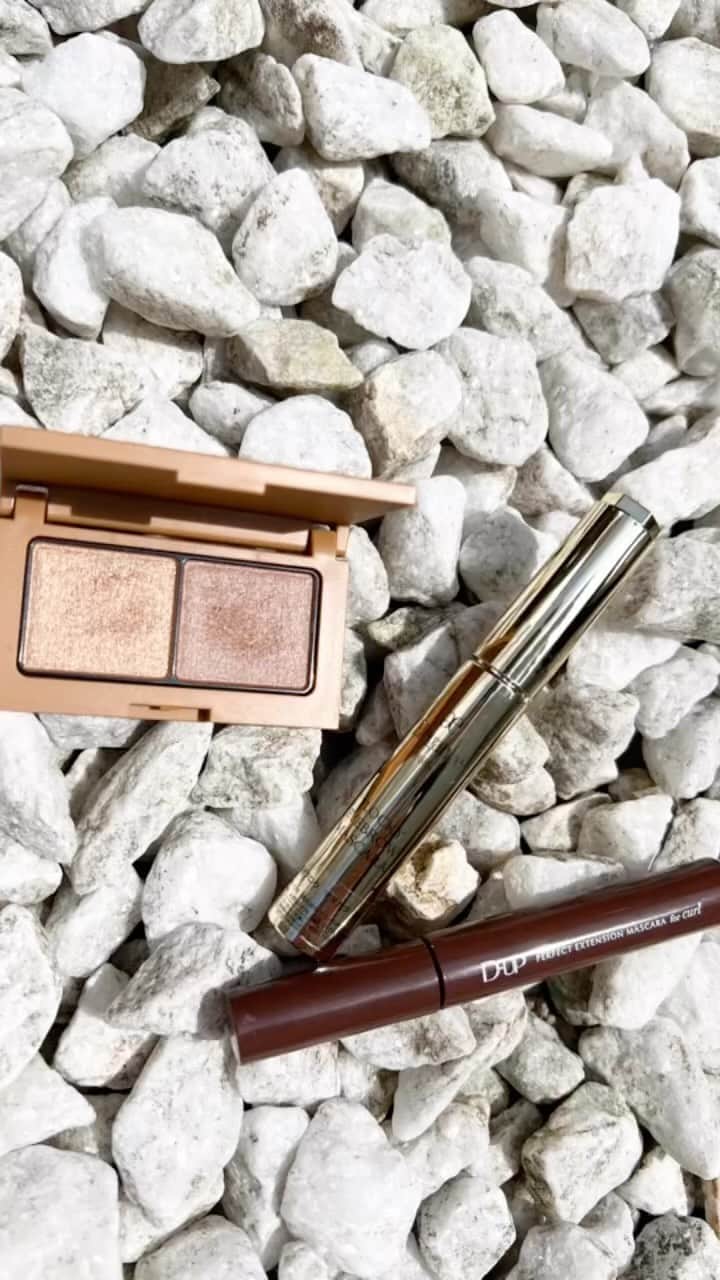林香里のインスタグラム：「・ ・ 最近買ったプチプラコスメが 使って良かったので紹介しまーす☺︎  ✔️アイシャドウ☞ettusais eye edithgon 04番 お肌はパウダーで軽く抑える程度だから わりと艶っとした仕上がりなので アイシャドウは、ラメ感が無く程よい マットなものをつけています♡ そして発色が綺麗!!!  ✔️マスカラ☞D-up perfect extension mascara for curl brown🤎 今までは迷わず黒のマスカラだったけど 瞳の色に寄せて最近は明るめのブラウンに 変えてみた👀 ナチュラルな目元になる気がする♡  ✔️アイブロウマスカラ☞Elegance FLOCKY EYEBROW MASCARA  50番 繊維も入ってのに時間が経っても カチカチにならずふわふわ眉毛(表現しにくいけど 分かる人には分かるかなw) のままなのが細かいこだわりポイント𖤐´-  #makeup#beauty#cosme」