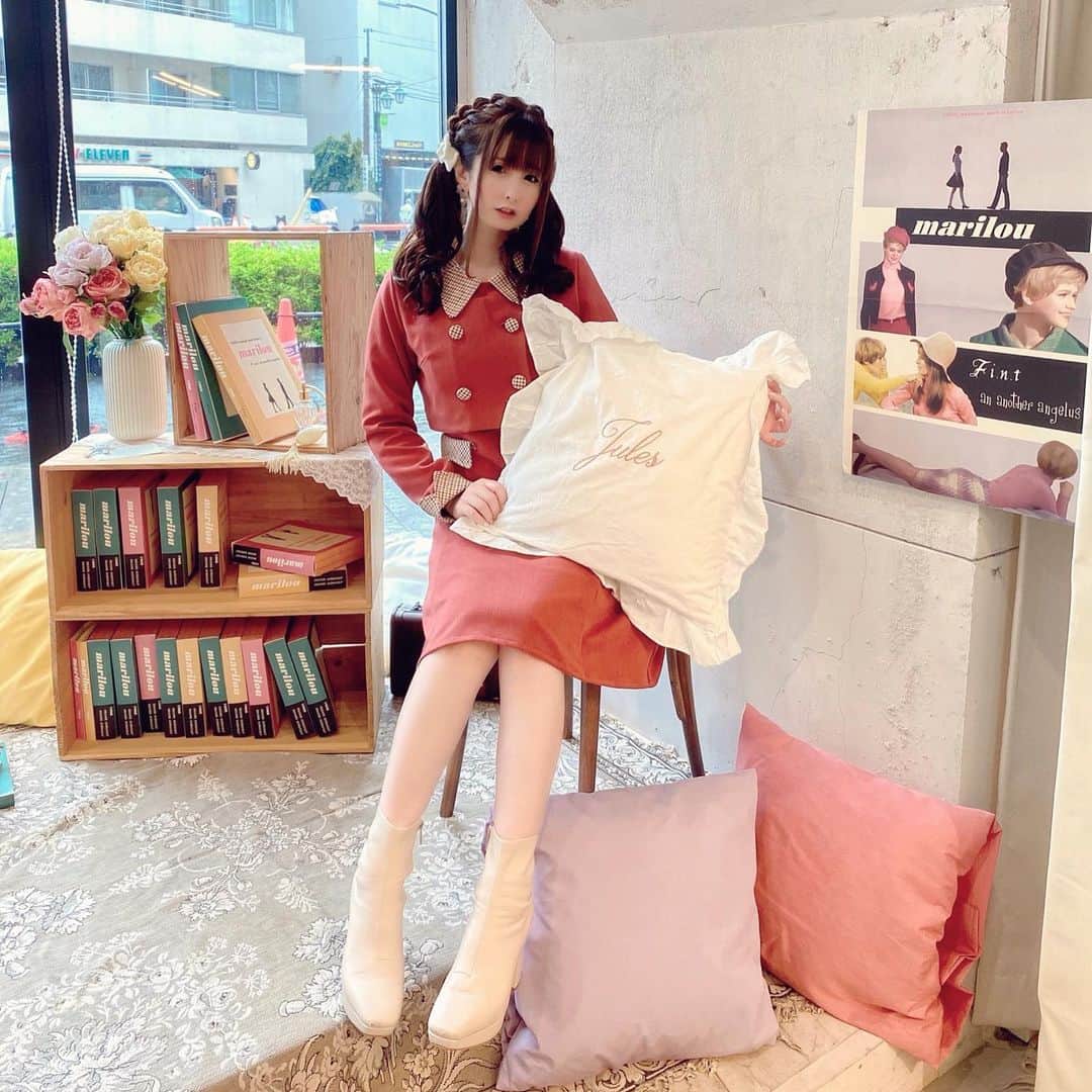 伊藤芽衣のインスタグラム：「だいぶ遅くなってしまったのですが。 ⁡ F i.n.t  （@fi.n.t_official ） an another angelus （@an_another_angelus_official ）さま♡ ⁡ 2023 秋冬の展示会に お邪魔させていただいたときの画像です！ ⁡ このお洋服 オーダーしました♡♡♡ ⁡ ショート丈のジャケットと 合わせてもかわいいし、 ⁡ ジャンスカ単体でも かわいくて♡ ⁡ お洋服届くのが たのしみです♡ ⁡ ⁡ #fint  #ananotherangelus  #フィント #アンジェラス  #fashion  #展示会  #ガーリーコーデ  #クラシカルコーデ  #2023aw #レトロファッション」