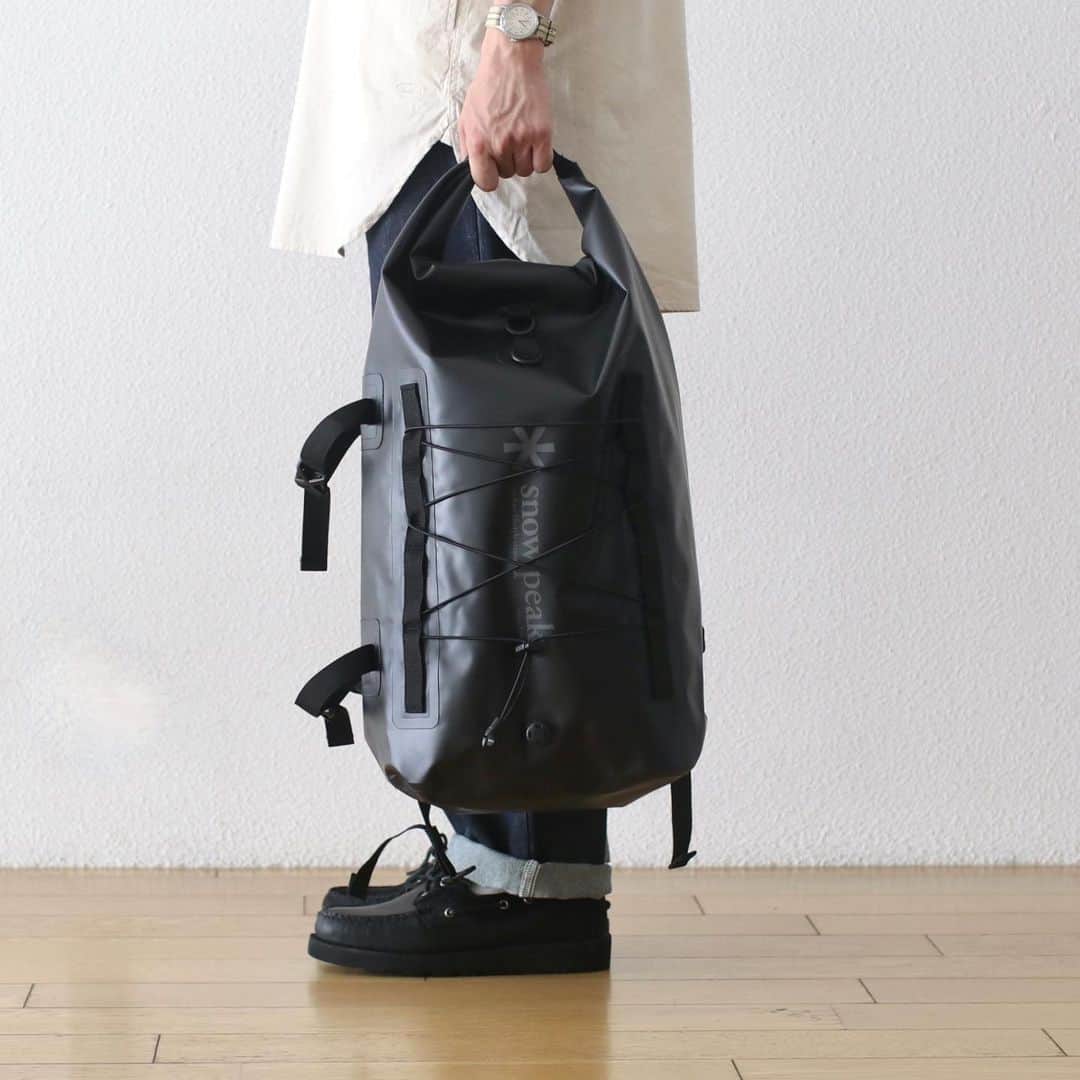 のインスタグラム：「【#2023_SUMMER_SALE】 snow peak apparel × TONEDTROUT / スノーピーク アパレル × トーンドトラウト "Guide Dry Pack 30L" ￥20,900- > ￥17,765- ［15%OFF］ _ 〈online store / @digital_mountain〉 https://www.digital-mountain.net _ 【オンラインストア#DigitalMountain へのご注文】 *24時間受付 *14時までのご注文で即日発送 *1万円以上ご購入で送料無料 tel：084-973-8204 _ We can send your order overseas. Ordering procedure details can be found here. >>http://www.digital-mountain.net/html/page56.html  _ #snowpeak #snowpeakapparel #TONEDTROUT  #スノーピーク #スノーピークアパレル #トーンドトラウト _ 実店舗：#WonderMountain  〒720-0043  広島県福山市船町2-23 JR 「#福山駅」より徒歩10分 #ワンダーマウンテン #japan #hiroshima #福山 #福山市 #尾道 #倉敷 #鞆の浦 近く _ WOMEN/GOODS： @hacbywondermountain _」