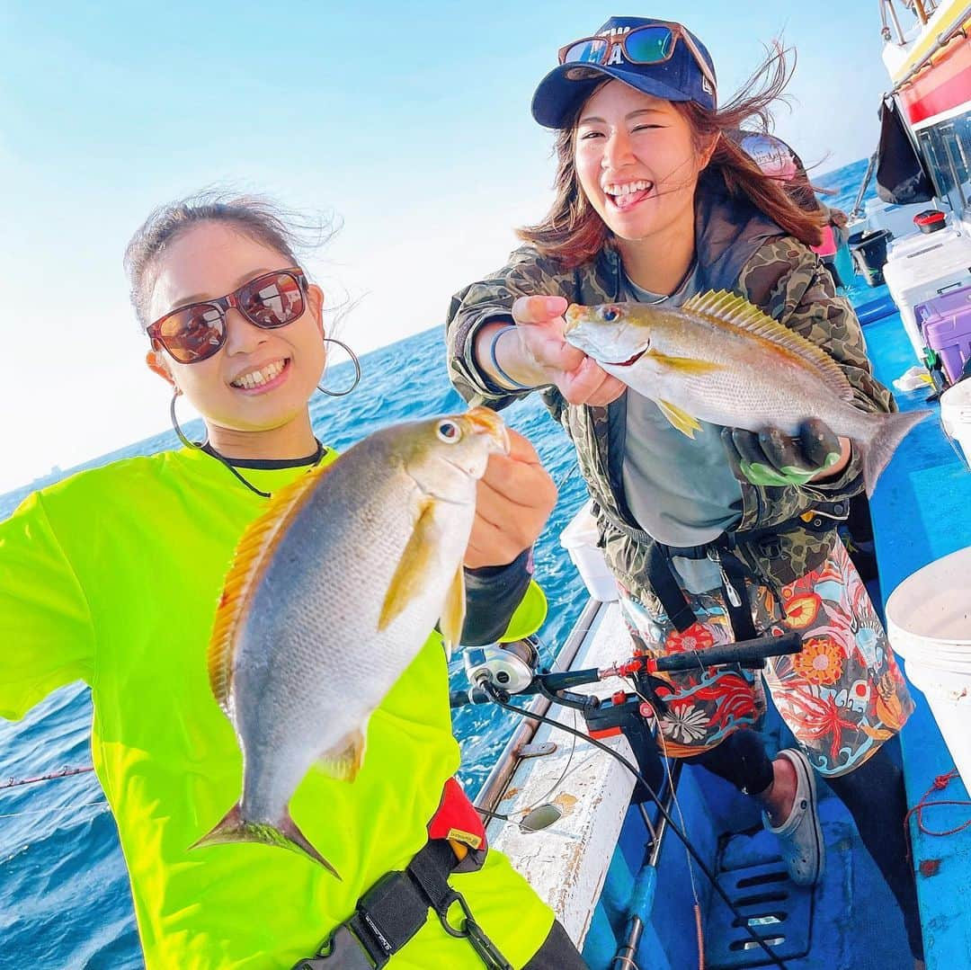 渕上万莉 のインスタグラム：「昨日は釣り仲間とプライベートでイサギ釣り🎣🛥  いつもは明石の船で一緒のメンバーやけど今回は和歌山の日ノ岬で集合🚗☀️ #岬丸 のコウちゃん船長にお世話になりました🛥🌴  友達誘っていったら自然にチャーター便になってた🛥👭  夜明けも早いから4時に出船して沖に出たら晴天爆風😂🌊  誰なんいつも時化させるの😑🌪 ドライTシャツ👕風通し良すぎて寒かったわ🥶🥶  でもイサギも大漁🎣🔥 マダイやイシダイのゲストも来てくれて クーラー賑やかになりました🐟🌴  白子いっぱいで 船に上がったら真っ白になったよ😂❤️  1番大好きな魚🐟 今夜はイサギパーティーだーー😆🍺🙌🏽✨  WESTMARINEのドライTシャツは もうすぐリリースです🥰☀️  #イサキ #イサギ #イサキ釣り #日ノ岬 #天秤ふかせ #船釣り #海釣り #釣り #釣り仲間 #シマシマンズ #ウラスジフエダイ #にっしゃん #フッチー  #westmarine」