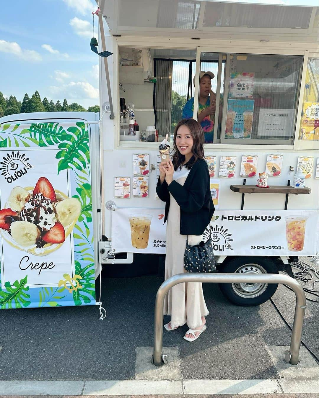 守永真彩のインスタグラム：「. . みほふれ愛プラザの前には、よくキッチンカーが来てくれています🚚✨  今日はクレープ屋さんとたいやき屋さんでした😆🤍  ヨガの帰りに美味しいクレープを購入😋 沢山トッピングしてくれて、見た目も映えておりました💓💓 @olioli.2023   お店の方との会話も楽しみつつ、shiho先生とパクリ❣️ 楽しい時間でした🤭  #美浦　#美浦村　#クレープ　#おやつ」