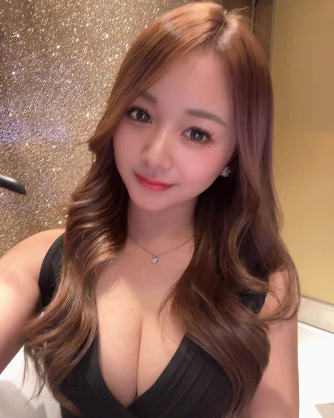 あゆぽよのインスタグラム：「☺︎  明日から3日間周年です！  赤組vs白組の売り上げ対決🥹 あゆは赤組です！ みなさん応援よろしくお願いします🙇‍♀️🙇‍♀️🙇‍♀️  清き1本を😭🍾  #錦#錦3丁目 #サロンドゴールド #キャバクラ #キャバ嬢 #名古屋キャバ嬢 #錦キャバクラ #ドレス #キャバドレス #巻き下ろし #ダジャン #ソウメイ」