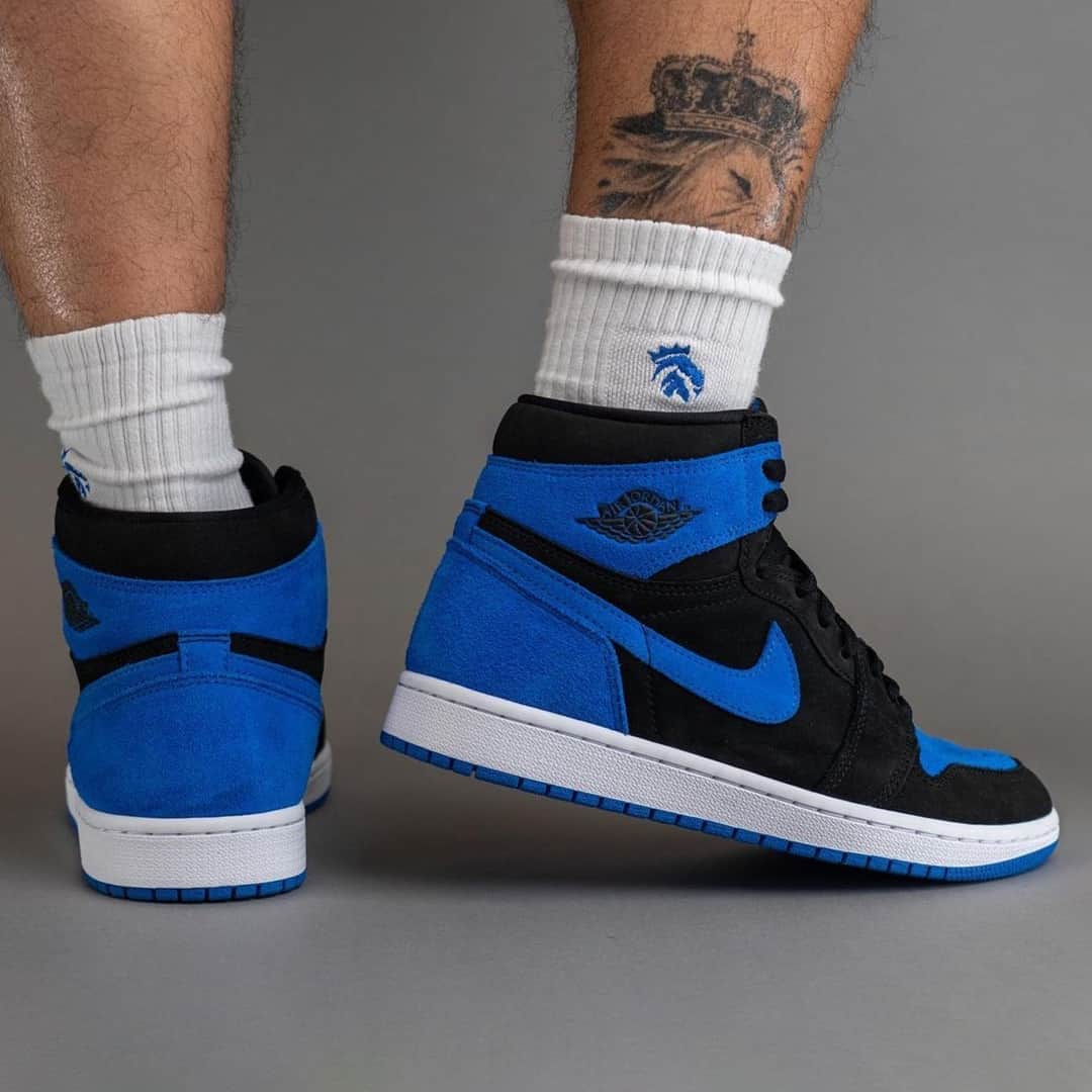 HYPEBEASTさんのインスタグラム写真 - (HYPEBEASTInstagram)「@hypebeastkicks: After a closer look last month, we now have on-foot imagery of the Air Jordan 1 High “Royal Reimagined.”⁠ ⁠ Inspired by @jumpman23's "Royal" colorway, this forthcoming variation takes a departure from the model’s traditional build. The OG iteration is widely known to be made up of smooth leather panels, but Jordan designers instead opted to construct the upcoming shoe's side panels and toe boxes with buttery suede. ⁠The titular hue then lands across the lower heel overlays, collars, Swooshes, and toe boxes while the quarters and surrounding overlays arrive in a solid black hue.⁠ ⁠ The kicks are expected to release this November for $180 USD via @nike SNKRS and select Jordan Brand retailers.⁠ Photo: @yankeekicks」6月20日 18時35分 - hypebeast