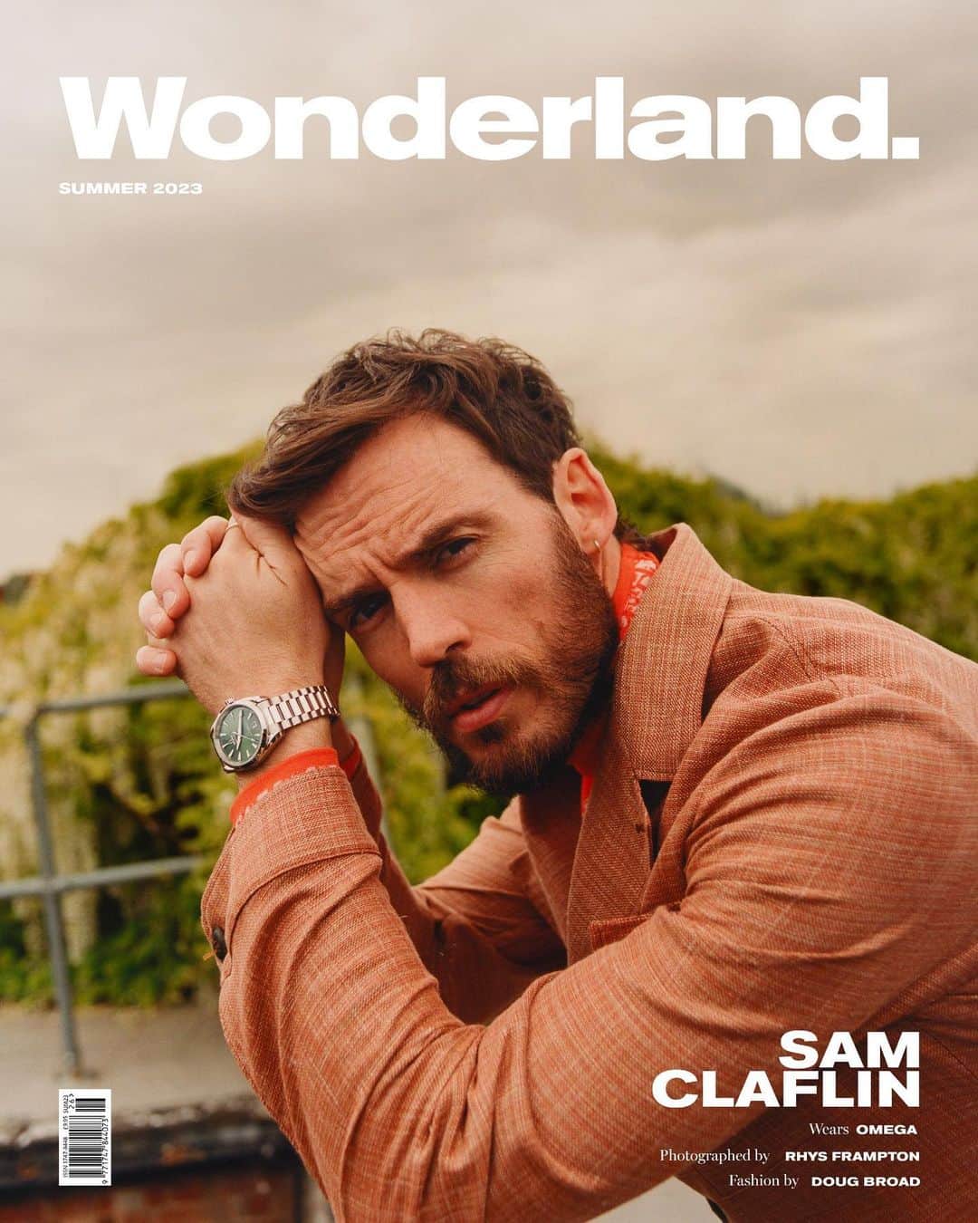 サム・クラフリンのインスタグラム：「“I feel happy with where I’m at in so many respects. I know I’m lucky to be in the position I’m in, and I’d like to think I don’t take that for granted. I’m driven and ambitious, but not blindly. There are things that come before my work, like my kids, and my mental health. At the end of the day, I believe them and that to be more important.”  Covering our Summer 2023 issue, Daisy Jones & The Six’s Sam Claflin is back from the ‘70s. Now living in the moment, the British-born actor discusses his process of transforming into an American rockstar for the award-tipped role, the magical connection of his cast, and prioritising his mental health and role as a father.  Pre-order now at wonderlandshop.com 💛  @mrsamclaflin wears @omega  Photographer @rhysframpton Fashion by @dougbroad_ Words by @scarlintheshire Editorial Director @charlottejmorton Editor In Chief @toniblaze Editor @ericarana Deputy Editor @ellaxwest Art Director @livi.av  Contributing Art Director @mike.w.morton Grooming by @joemillshair Production Director @bencrankbencrank Producer @isabellacoleman_ Production Intern Lola Randall Photography Assistants @josh_showell and @chris_chudleigh Fashion Assistant @lettycollins_」