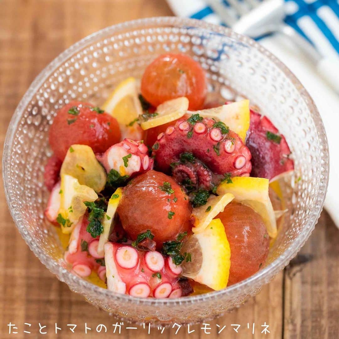 アルペンザルツ公式Instagramのインスタグラム：「レシピあり 「たことトマトのガーリックレモンマリネ」の作り方 * 夏に常備したいおいしいレシピのご紹介です♡ * 今回のレシピは、 @morifu_popo さんに作ってもらいました！ * ∴♔∴∴♔∴∴♔∴∴♔∴∴♔∴∴♔∴∴♔∴∴♔∴∴♔∴∴♔∴ 気軽にフォローして下さいね❤︎ いいねやコメントも励みになります！ 公式アカウント⇰〖 @alpensalz_jp 〗 ∴♔∴∴♔∴∴♔∴∴♔∴∴♔∴∴♔∴∴♔∴∴♔∴∴♔∴∴♔∴ * [もりもと夫婦 さんからのワンポイント] トマトは湯剥きをすることで味がよく染み、口の中で美味しさが弾けます。 また、熱したオリーブオイルをたこにかける場合はプラスチックなどのボウルを使うと溶けてしまう場合もあるので、必ず耐熱のボウルを使用してください。 * ぜひ参考に作ってみてくださいね！ ． ✈「ドイツを巡る旅」ご招待キャンペーン✈ . ． 「アルペンザルツのふるさとドイツを巡る旅」ご招待キャンペーンが本日スタート！ . 毎年ご好評いただいているキャンペーン、今年は旅行内容を少しリニューアルしています。 A賞「ドイツを巡る旅」は、中世の面影を残す旧市街が美しいハイデルベルク、”中世の宝石“と称される街並みが残るローテンブルク、ロマンチック街道を通ってノイシュバンシュタインを訪れてミュンヘンへ。ミュンヘンでは、アルペンザルツの原産地である岩塩鉱山へご案内いたします。他では体験できないオリジナルツアーへご招待します。 . 🎁応募方法 プロフィールのURLからご応募ください。 どなたでも簡単にご応募いただけます！ www.alpensalz.jp . 🎁応募期間 2023年8月31日(木)23:59まで .  🎁プレゼント賞品 A賞：ドイツを巡る旅 (2組4名様) B賞：アルペンザルツとミニオンズオリジナルグミのセット (50名様) .  🎁注意事項 旅行の日程や参加条件などは、キャンペーン特設サイトをご確認ください。 * ∴♔∴∴♔∴ Ⓡ Ⓔ Ⓒ Ⓘ Ⓟ Ⓔ ∴♔∴∴♔∴ * ・茹でたこ…100g ・ミニトマト…1パック（12個） ・レモン…1個(レモン果汁＋飾り） ・にんにく…ひとかけ ・輪切り唐辛子…適量 ・パセリ…適量 A オリーブオイル…大さじ2 A アルペンザルツ…小さじ1/3 * 【作り方】 ①トマトはヘタを取り、ヘタの部分に十文字に切れ込みをいれて熱湯にさっとくぐらせ、冷水にとり、湯剥きする。 * ②たこは一口大に切り、耐熱ボウルにいれる。 * ③小鍋にオリーブオイルと薄くスライスしたにんにく、輪切り唐辛子を入れて香りがでるまで加熱する。 * ④たこにオリーブオイルをじゅわっとかける。 * ⑤トマト、レモン果汁、アルペンザルツ、切ったレモンを加えてさっと和える。 * #アルペンザルツ #ドイツアルプスの旅 #美味しい塩 #絶景 #ドイツ #旅行 #海外旅行 #プレゼント #プレゼントキャンペーン #懸賞 #キャンペーン #岩塩  * #今日のごはん #手作りごはん #簡単レシピ #おかず #レシピ #食卓 #節約 #献立 #家庭料理 #節約生活 #自炊 #ランチ  #時短レシピ #簡単レシピ  #おつまみ #たこ」