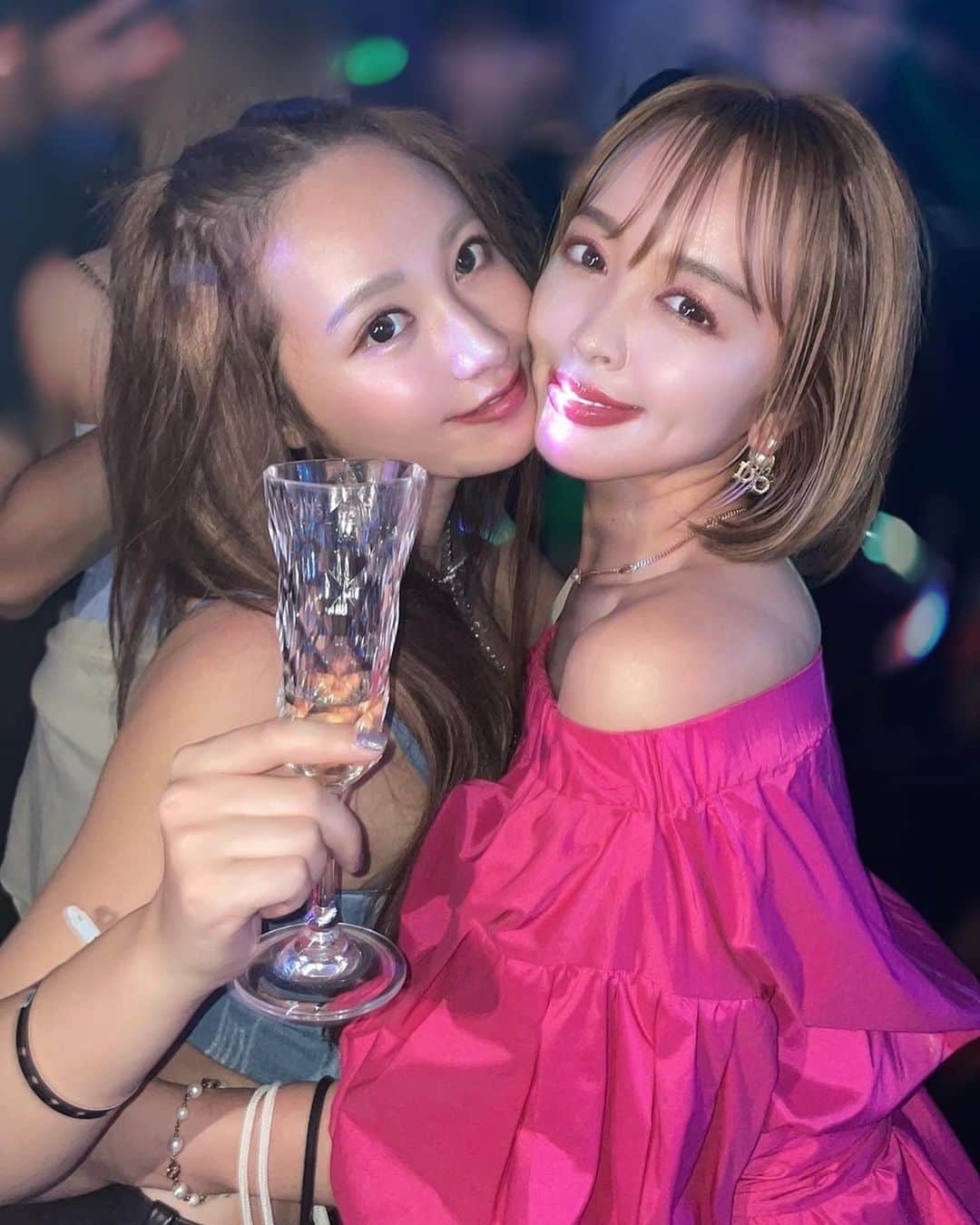 板橋瑠美のインスタグラム：「てんちむNight🌙最高でした^ ^  @super_muchiko   年下の中でも、尊敬するかっこいい女性💓  何より自分を持ってる👍  むかーし同じ事務所だった時はまだ15歳だったのに…どんどん綺麗になられて💓  いつもニコニコ可愛いてんちむLoveです^ ^  そしてもう1人かっけー女性💕 THEストイックなプロ。 ゆんころ^ ^  昔eggで出会ってから、尊敬できる年下の1人^ ^✨✨  生き方がかっこいいし、本当にマメで、謙虚で^ ^  この最強年下2人に久しぶりに会えてPowerもらえました❤️  誕生日会の後で行ったからほろ酔いですが、こんな時間も大事！！！^ ^  なんせ元GALだから！ꉂ笑꒱  また切り替えて頑張れるからいいのさ！！！  お祝いしてくれたみんなありがとーーーーーー💕」