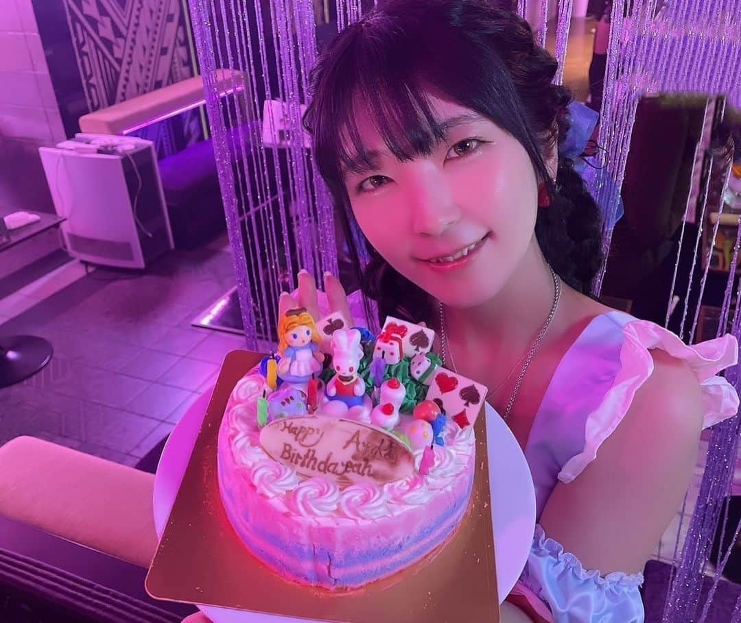 服部彩香のインスタグラム：「Birthday Cake- ̗̀ 🎂 ̖́- Happy🤍 . #バースデーイベント  #BirthdayEVENT #バースデー #birthday #バースデーケーキ #ケーキ #birthdaycake  #サキュバスシーシャ #サキュバス #コンカフェ #あやかまる」