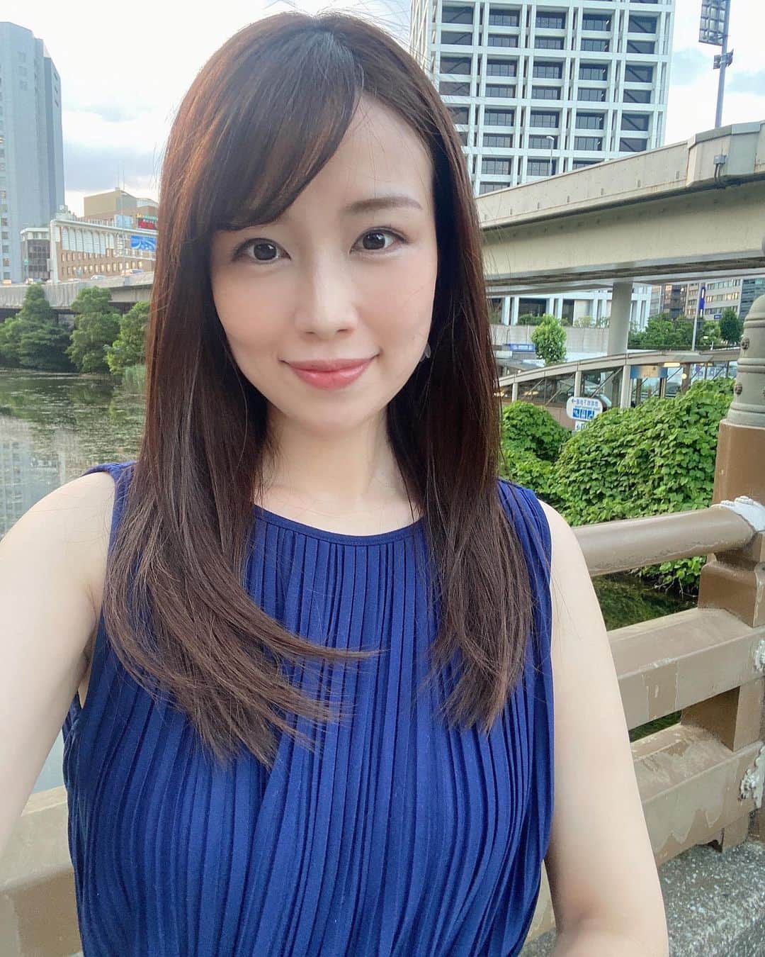 道岡桃子のインスタグラム：「本日より  ノースリーブデビュー！  今からアナウンサー友達とご飯です♪  #summer  #弁慶橋 #赤坂見附  #紀尾井町  #ユニクロ #ユニクロ購入品  #ノースリーブ  #ノースリーブワンピース」