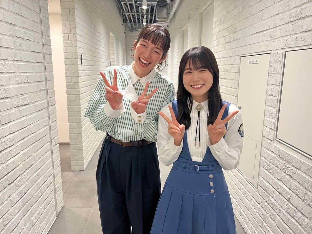 丹生明里さんのインスタグラム写真 - (丹生明里Instagram)「佐藤栞里さんと一緒にお写真を撮らせていただきました🥰📸  なんとなんと、地元埼玉が同じ！ それだけじゃないんです！😳  生まれてからすぐ群馬へお引越しをし、しばらく過ごされてから埼玉へと引っ越した流れがまさかまさかの同じで！  地元の話で盛り上がりました🥰  とっても優しくて温かいオーラに包まれた佐藤栞里さんとお話しできて幸せでした😍  6月21日(水)日本テレビにて19:00~放送されます、 笑ってコラえて！ 是非観てくださいね〜  外番組で初めて髪の毛を下ろした日でもありました✨  #佐藤栞里 さん #丹生明里 #nibugram」6月20日 18時50分 - nibuchan_akari