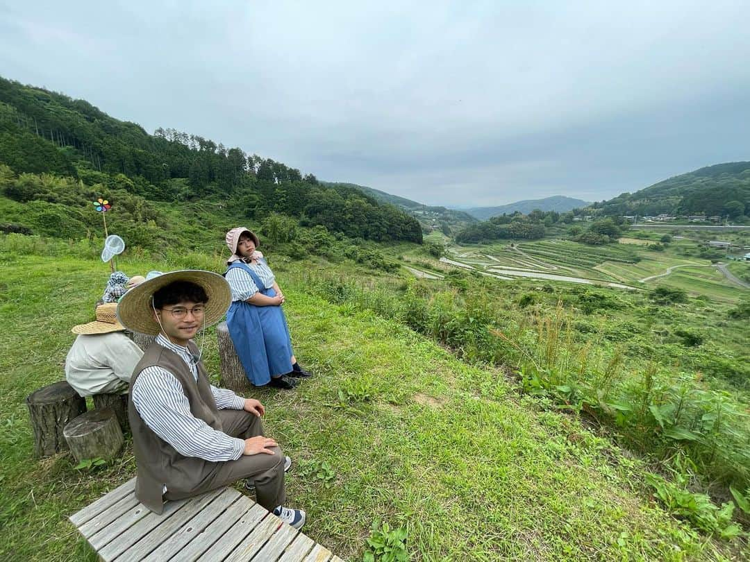 餅田コシヒカリさんのインスタグラム写真 - (餅田コシヒカリInstagram)「単独ライブチケット発売してます。7月22日(土)17:00〜 ぜひ！暇な方！会いたいなーと思ってくれてる方！ 今回はグッツ、うちのカートコバーン小田島も絶賛するかわいいTシャツはじめ、色々用意しましたのでぜひ！ チェキ会もあります🎥  ストーリーズハイライトからチケットリンク飛んでね🐤  https://yoshimoto.funity.jp/r/enyasupokidachi/  #単独ライブ #爆円安ポキ断ち #ハワイ #お笑いライブ　 #新宿 #マルイ  #岡山県 #美作 #棚田 #絶景 #フォトスポット」6月20日 18時52分 - koshihikarimochida0000