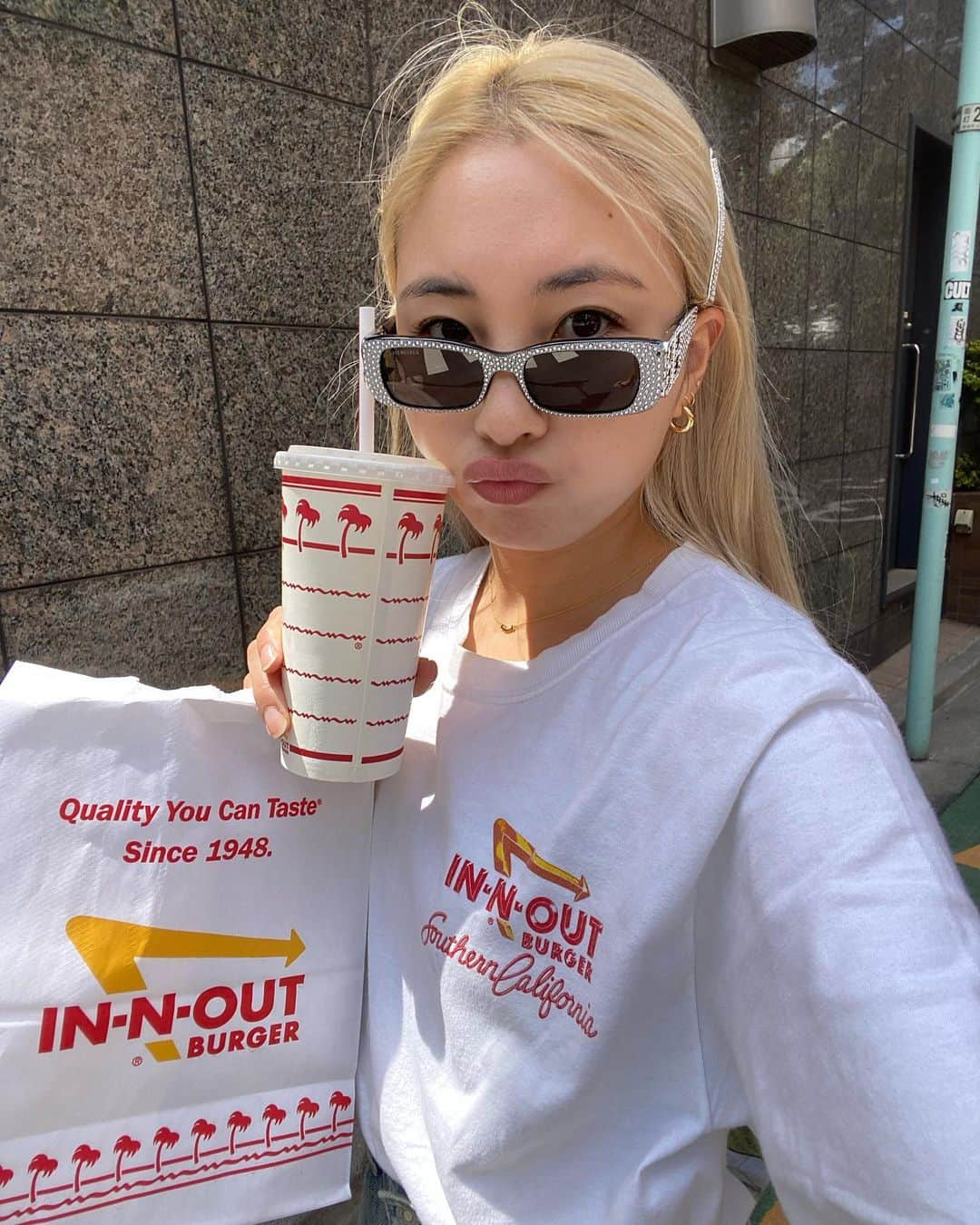 廣瀬なつきのインスタグラム：「⁡ ⁡ 4時間だけ日本に上陸した、 大好きな in-n-out burger 🍔🍟🥤 ⁡ 4時間も並んで、ゲット出来て幸せぇ〜☀️次は、LAに行って食べたい！ ⁡ ⁡ It landed in Japan for only four hours, My favorite in-n-out burger 🍔🍟🥤 ⁡ I'm happy to be in line for 4 hours~☀️Next time, I want to go to LA and eat!  #頭ボサボサ」