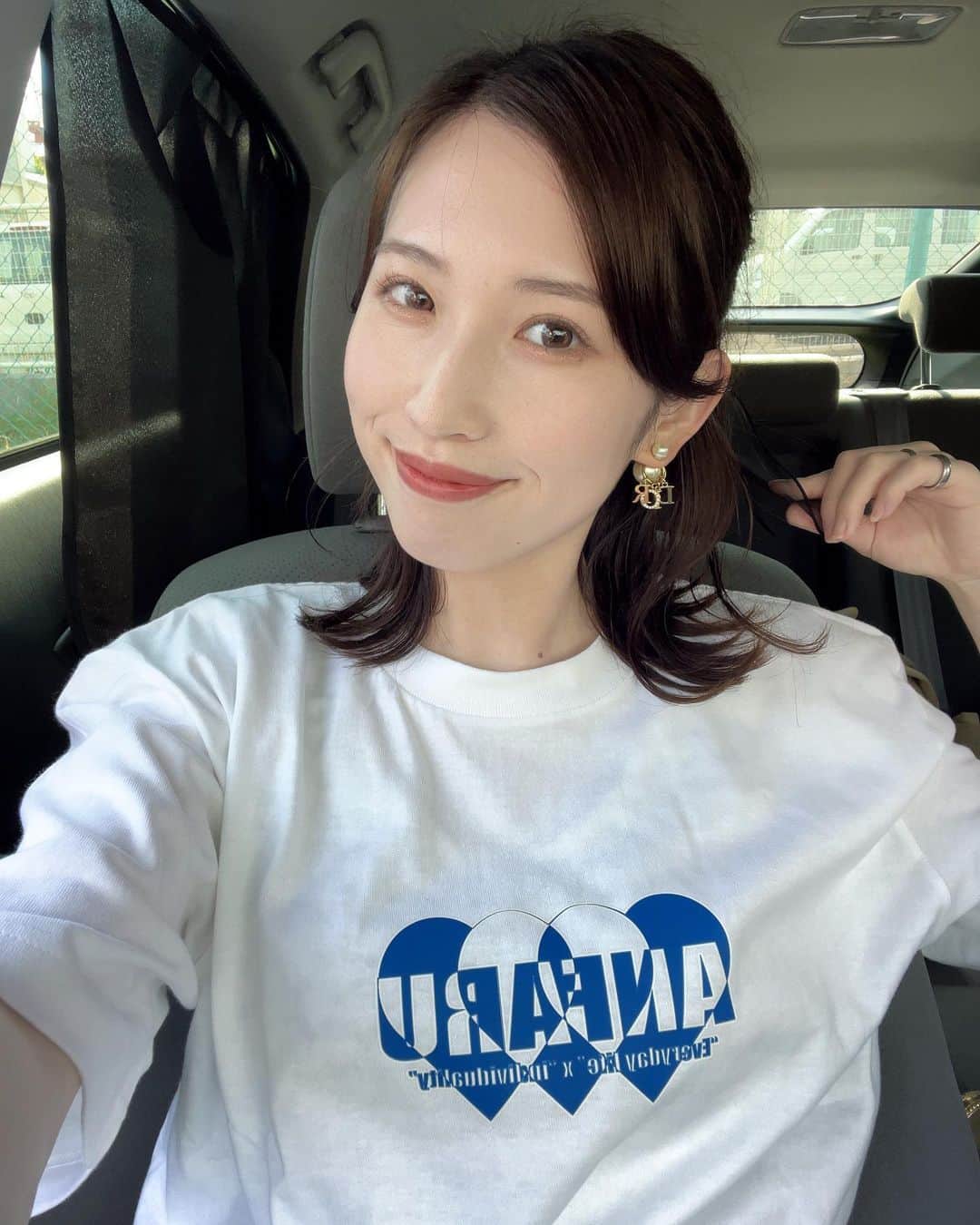 吉田沙弥香のインスタグラム：「夏っぽT-shirt👕☀️💙 . . 知り合いが作っているTシャツ☺︎♡ この白と青の色合いが可愛いくてお気に入り~💙🤍  是非見てみてね👕⭐️  #anfaru #tシャツコーデ  #アパレルブランド  #アパレルブランド立ち上げ  #アンファル」