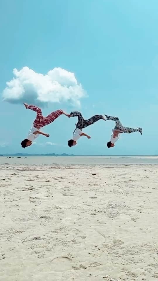 佐藤三兄弟のインスタグラム：「サムイ島でアクロバット🏝✨  #佐藤三兄弟 #一卵性 #三つ子 #タイ #サムイ島 #アクロバット #男子新体操 #triplets #acrobat #thailand #kosamui #rhythmicgymnastics」