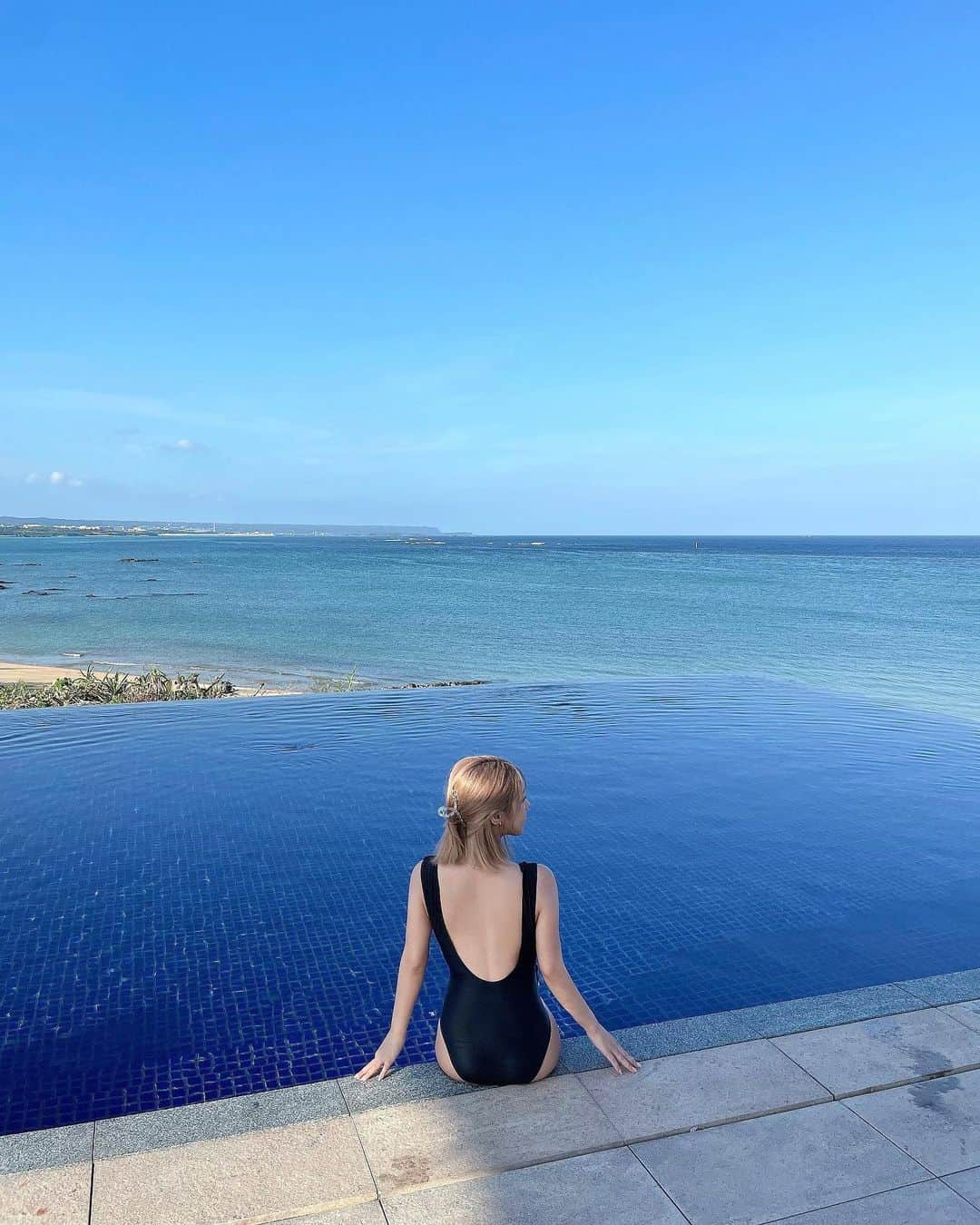 のインスタグラム：「🩵  ハレクラニと迷ったけど こっちしてよかった🕊🤍  HIYORIもよかったよ💠  最近できた沖縄のホテル開拓中🥸  #ホテルライク#ホテルプール#プール付きホテル#プール付きヴィラ#沖縄プール#プール#プールサイド#沖縄ホテル#沖縄リゾート#沖縄ヴィラ#ヒラマツリゾート宜野座#水着コーデ」