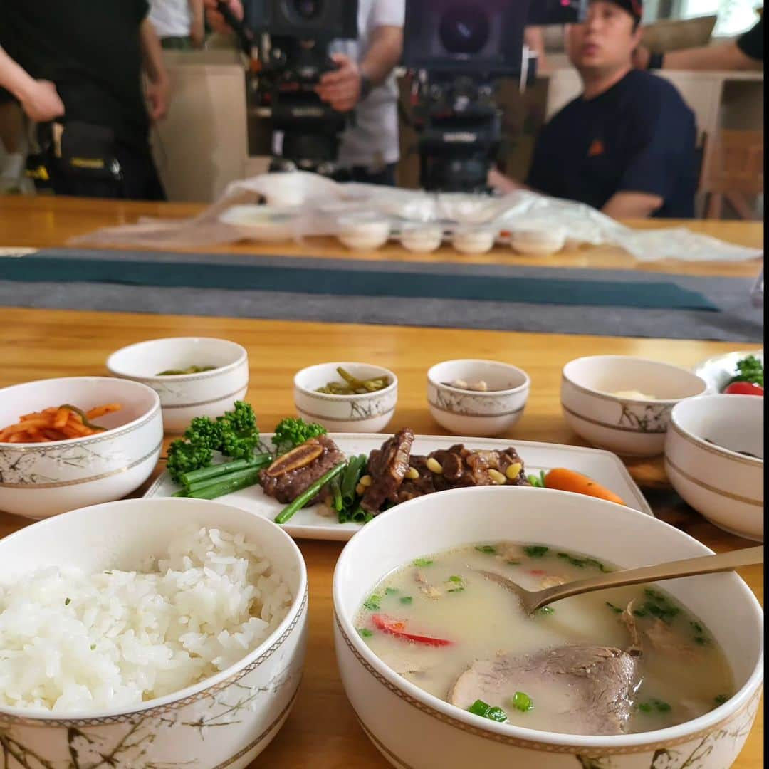 ソ・テファさんのインスタグラム写真 - (ソ・テファInstagram)「촬영때 식사씬에 나온 밥상 맛나네ㅋㅋ 부자집이라 갈비도 나오고 특히  저 돼지국밥  와우~~완전 찐 맛  쿠팡에서 주문 했다는데  완전맛나네 ㅎㅎㅎ #드라마 #조폭인내가고등학생이되었습니다  #식사씬 #돼지국밥 #엘에이갈비」6月20日 18時58分 - suh0331