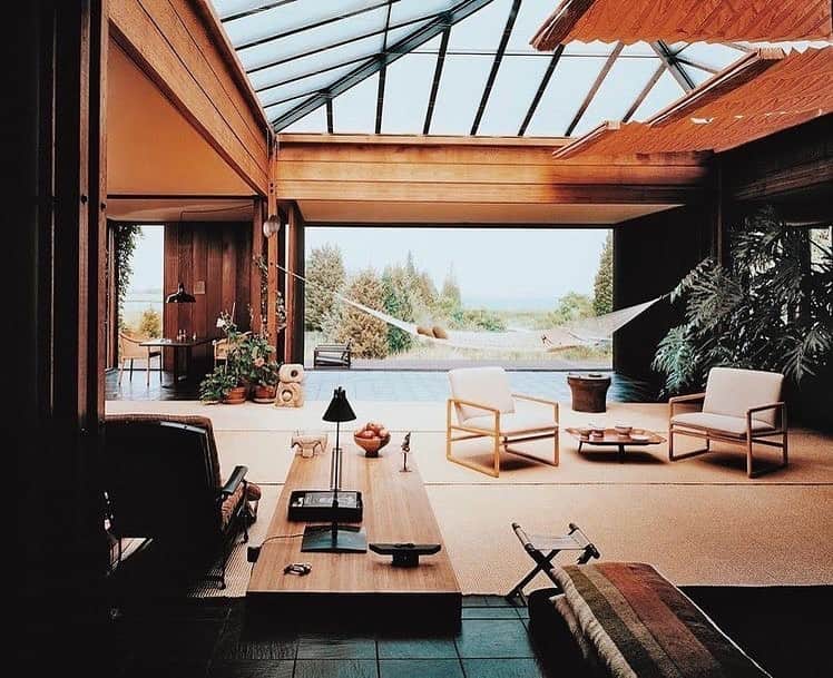 Meganのインスタグラム：「The East Hampton retreat of the iconic designer Ward Bennett via 〰️ @richardshapirostudiolo  . . . #interiordesign #architecture #design #antiques #interiors #art #interior #interiorinspo #decor #wardbennett #theworldofinteriors #interiorinspiration #vogueliving #archdigest #architecturaldigest #interiorstyle #interiordecorating #interiorarchitecture」