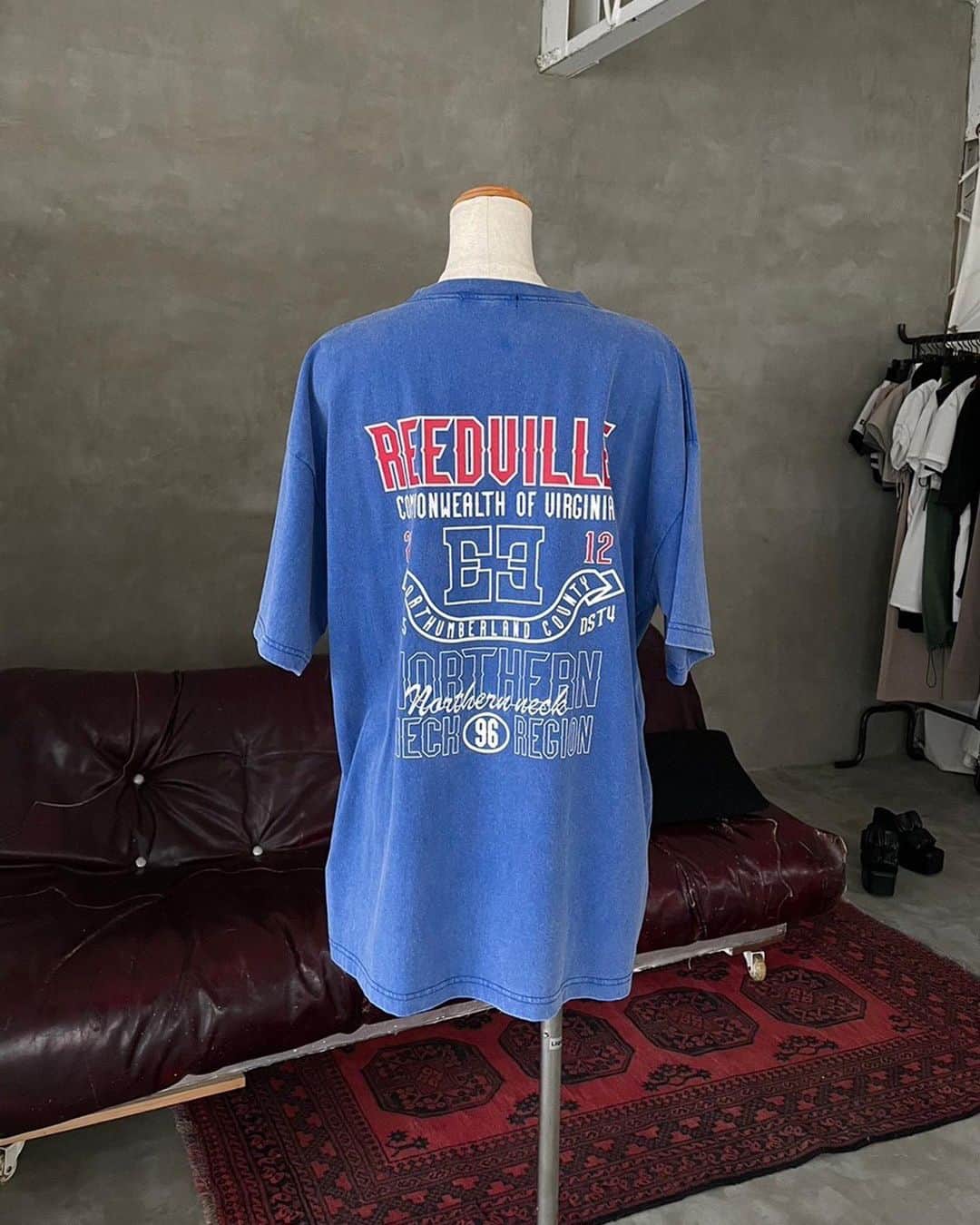 ENVYMのインスタグラム：「【𝙍𝙚 𝙨𝙩𝙤𝙘𝙠】 ⁡ ⁡ ▪︎ヴィンテージプリントBIGT color / BLUE,BLACK,WHITE ⁡ たっぷりとしたサイズ感、凝ったデザインが魅力のヴィンテージTシャツ。 激しすぎないケミカル加工になっているので、 着るだけで一気に今年顔に◎ フロントの刺繍とバックプリントにも刺繍のレタリングを入れており、かなり凝ったデザインに仕上げています。 ⁡ ※6/23(金)再入荷 ⁡ ⁡ --------------------------------- ⁡ ENVYM WEBSTORE PRESALE start!! max50%OFF🉐 ⁡ プロフィールTOPのURLからチェックお願いします✅ ⁡ #envym #2023ss #summer」