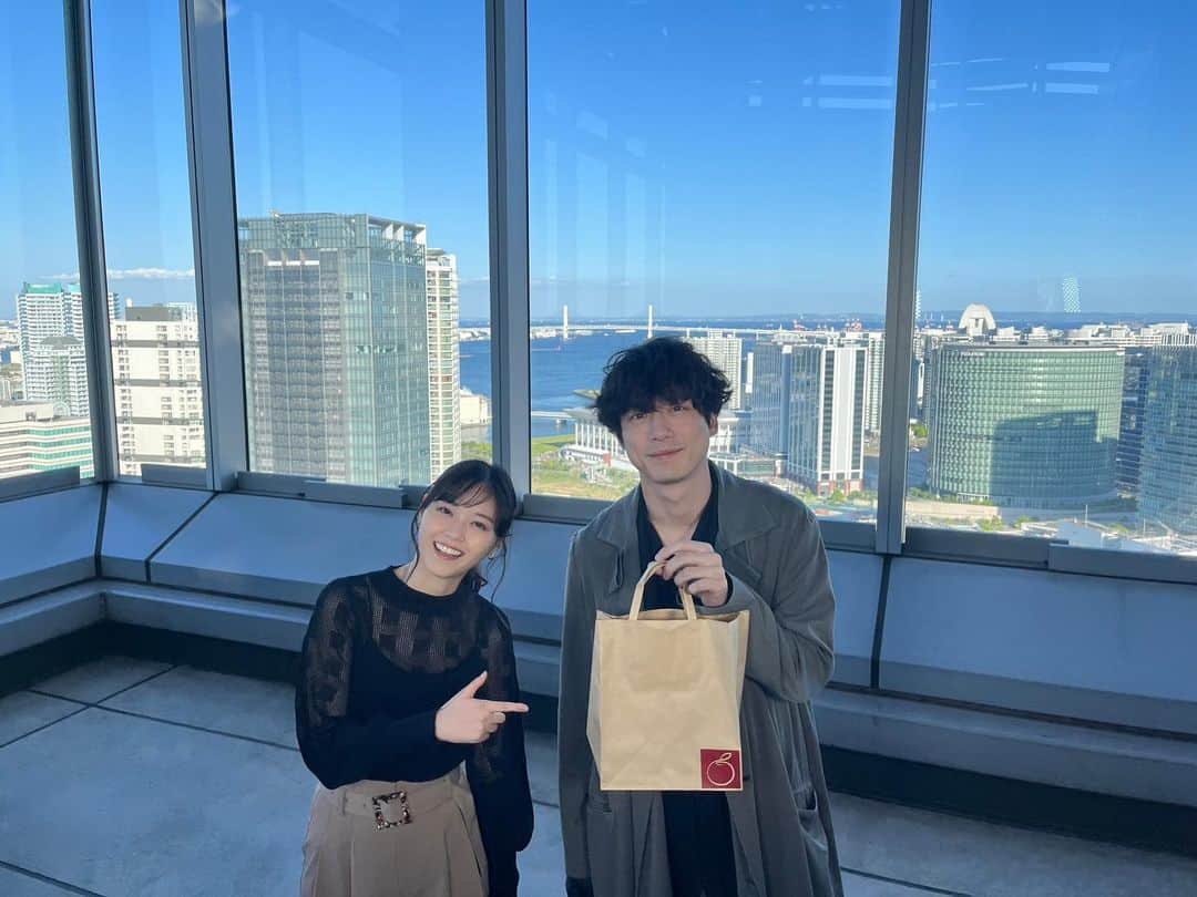 のインスタグラム：「.  🩺┈┈┈┈┈┈┈┈┈┈┈┈┈┈୨୧  　#ドクターチョコレート  最終話は6月24日(土)夜10時📺  ୨୧┈┈┈┈┈┈┈┈┈┈┈┈┈┈🍫  第9話から Teacher(#坂口健太郎)と奥泉(#西野七瀬) 屋上でのオフショット🍎  紙袋の中身を知らない方は こちらから第9話を⬇️ https://bit.ly/drchocolate  Huluでは全話配信中です📡 https://bit.ly/3UKVXIV  見逃した方、もう一度観たい方は是非ご覧ください🎞  #坂口健太郎 #白山乃愛 #西野七瀬 #葵わかな #鈴木紗理奈 #前田旺志郎 #古川雄大  #福山翔大 #平子祐希 #石川恋 #青木瞭 #眞島秀和 #香椎由宇 #山本耕史 #安達祐実  #小澤征悦 #斉藤由貴」